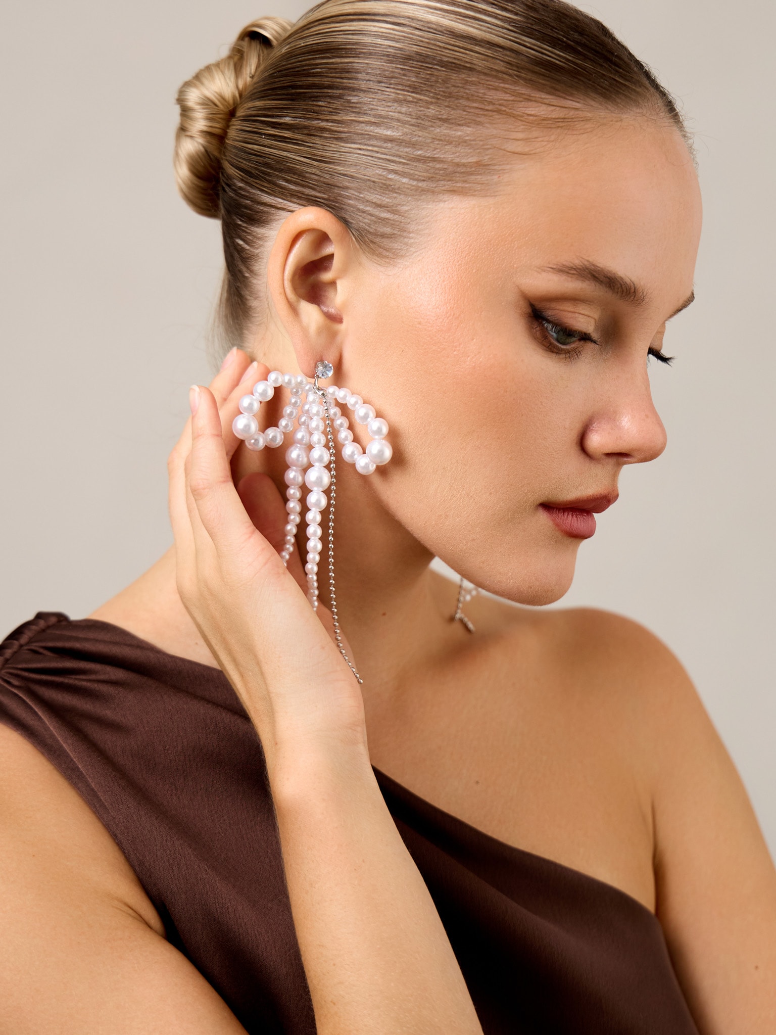Earrings with pearl bows
