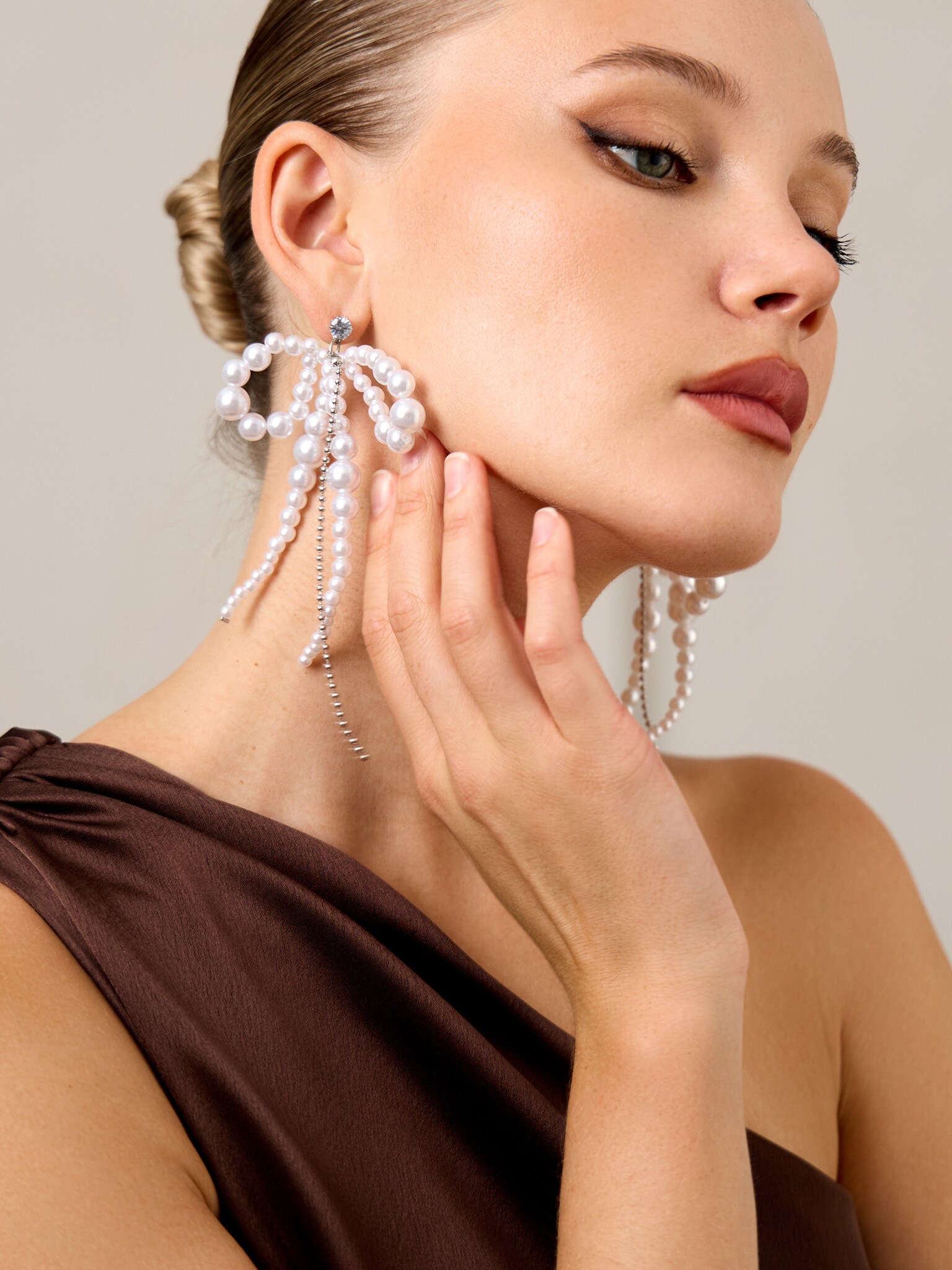 Earrings with pearl bows