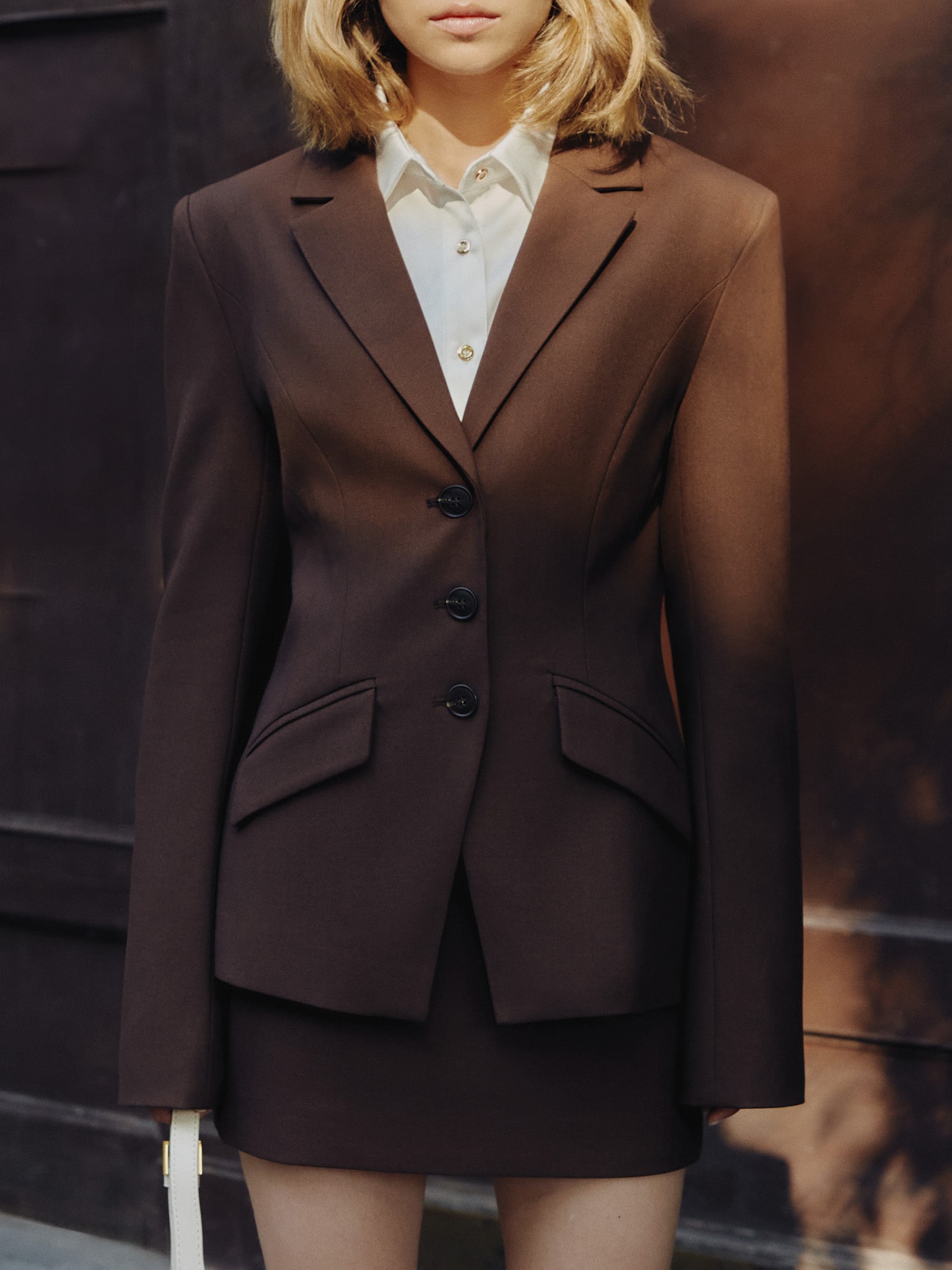Single-breasted jacket with fitted silhouette