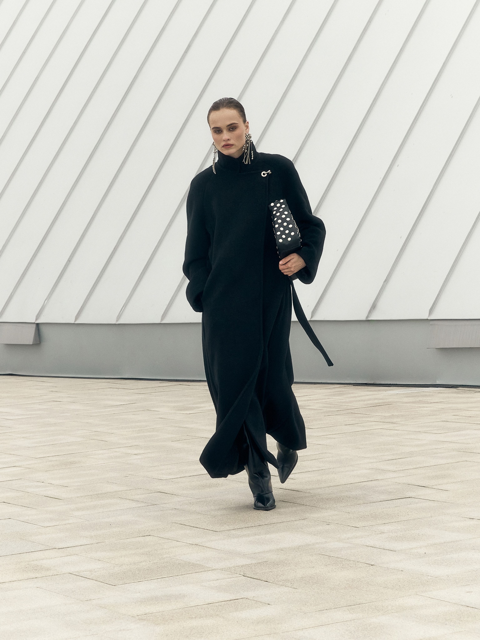 Maxi-Mantel aus Wolle mit Metallspange an der Schulter