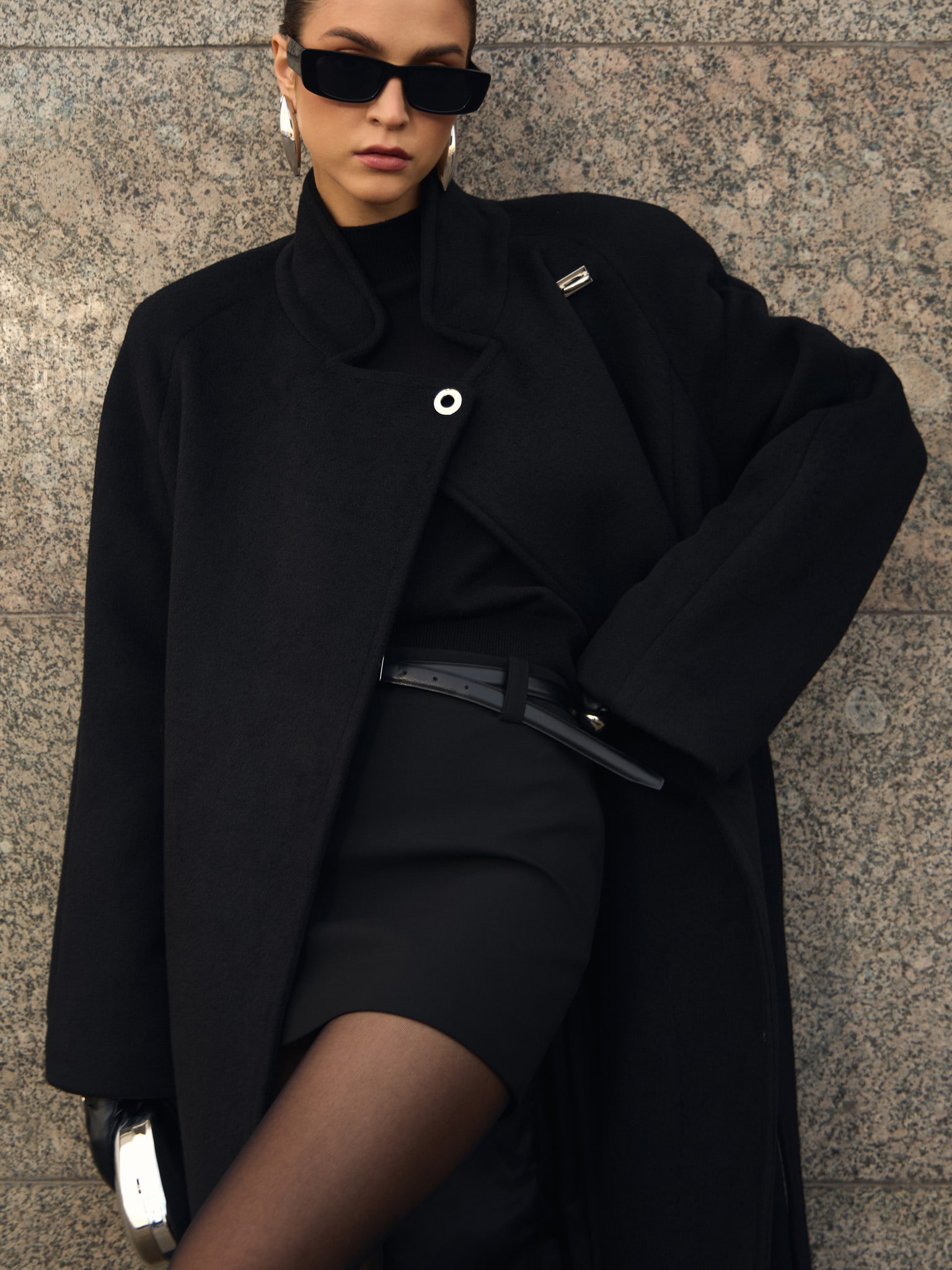 Maxi-Mantel aus Wolle mit Metallspange an der Schulter