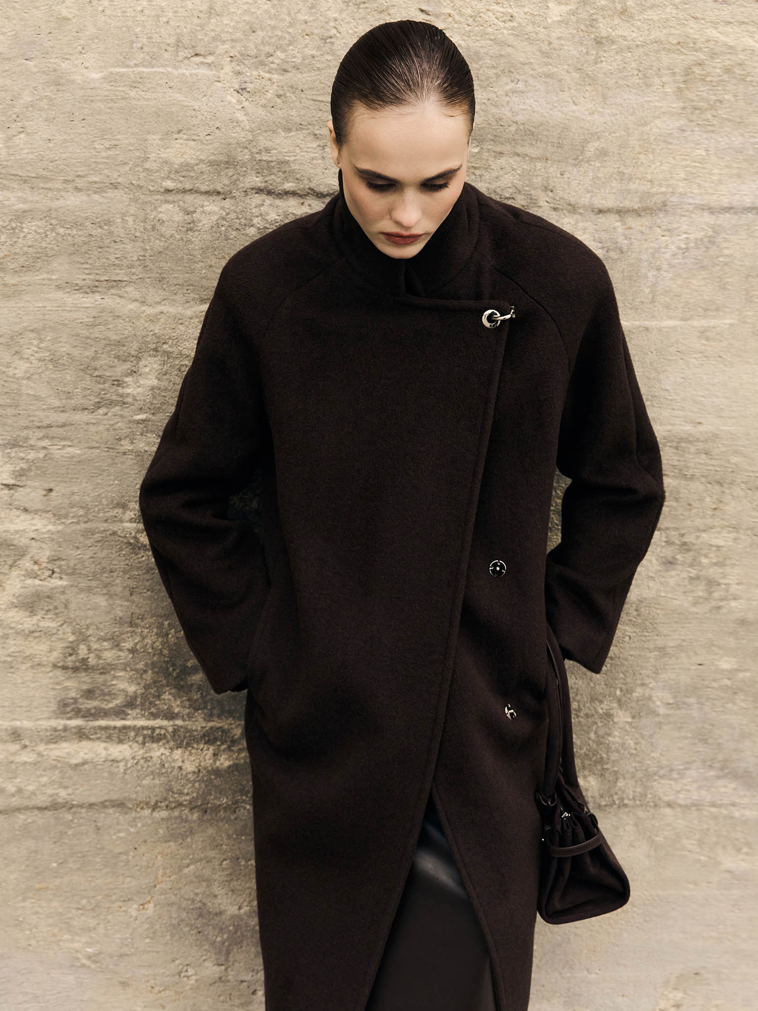 Manteau maxi en laine avec fermoir en métal à l'épaule