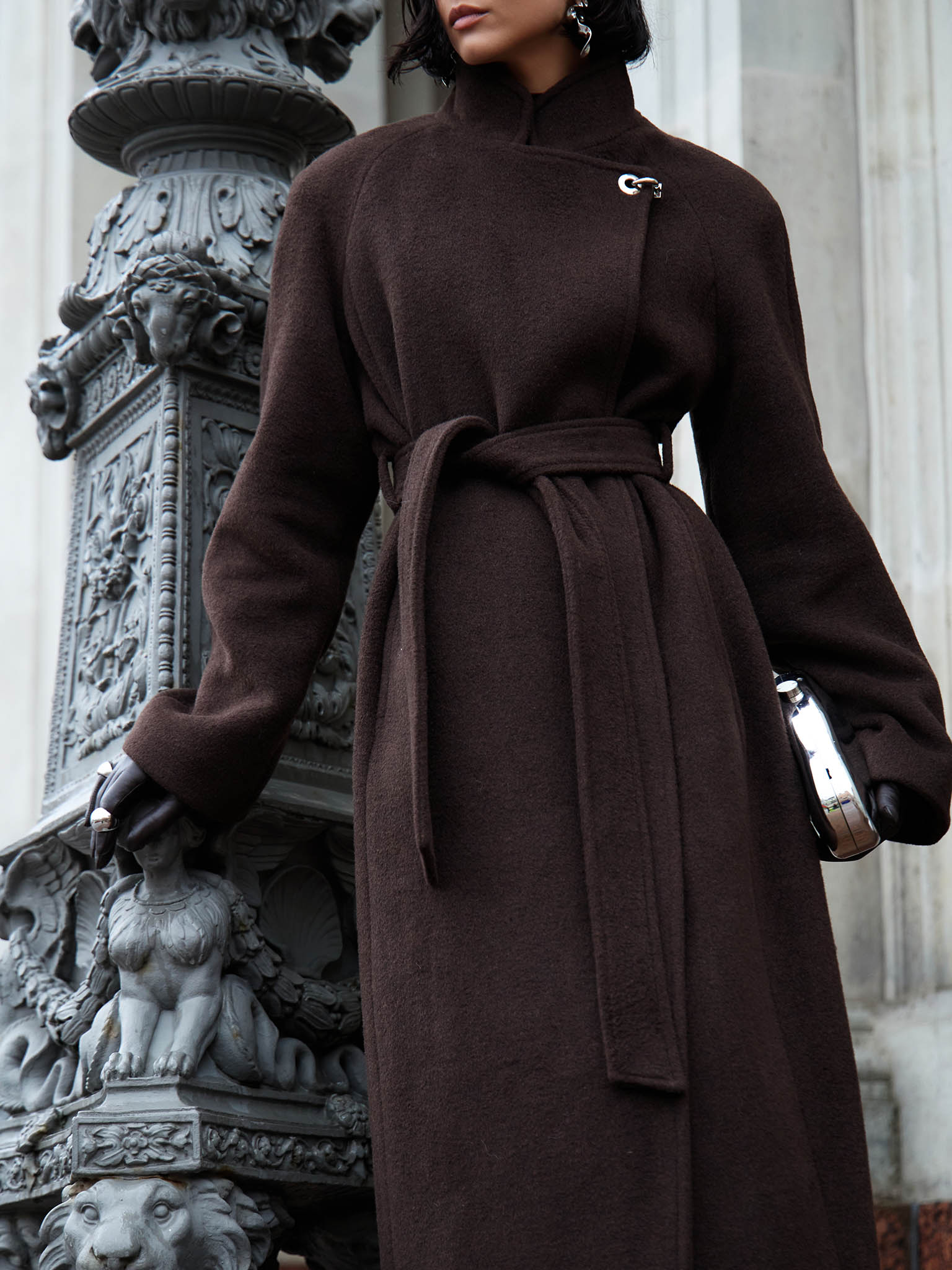 Manteau maxi en laine avec fermoir en métal à l'épaule