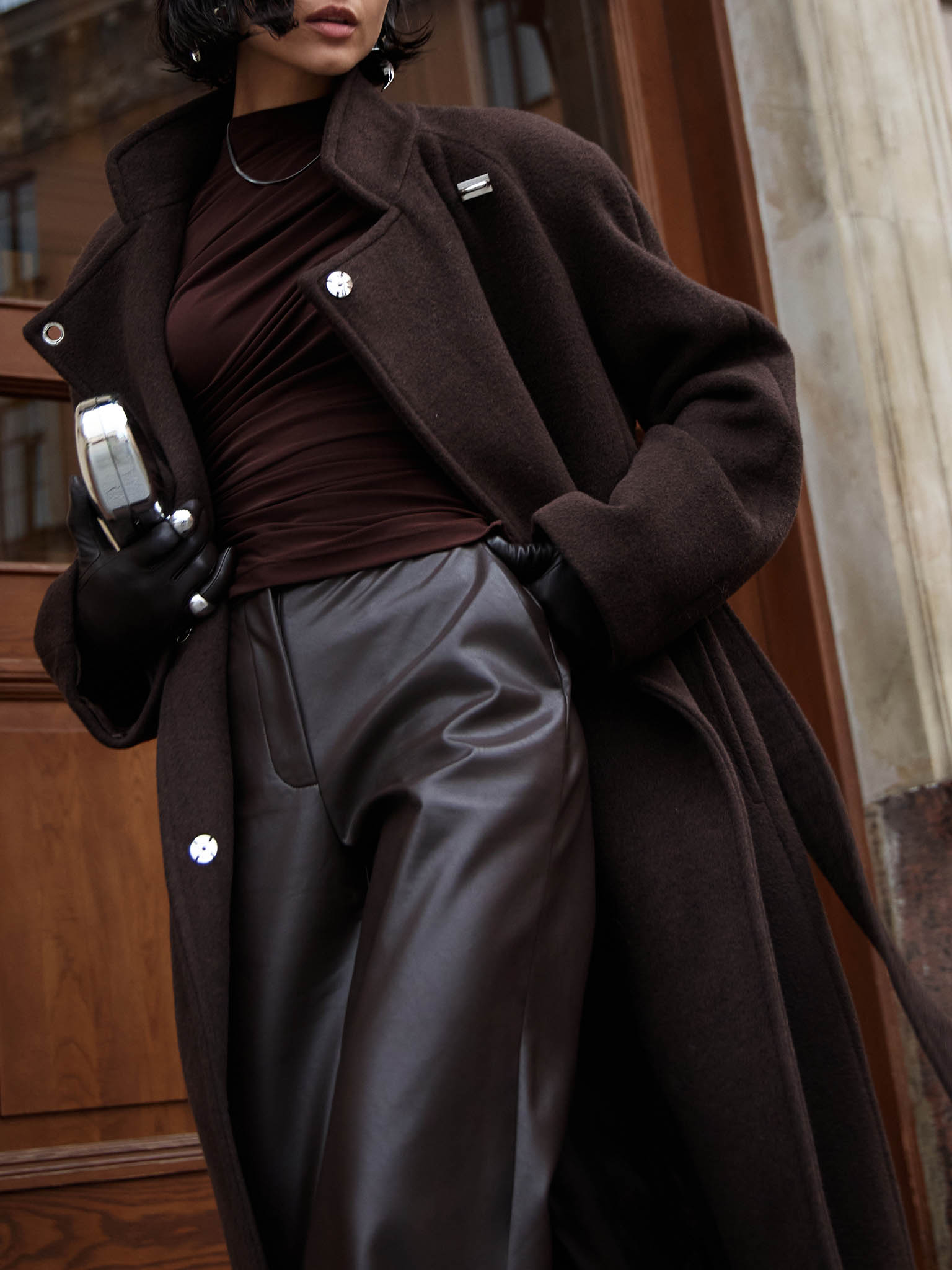 Manteau maxi en laine avec fermoir en métal à l'épaule