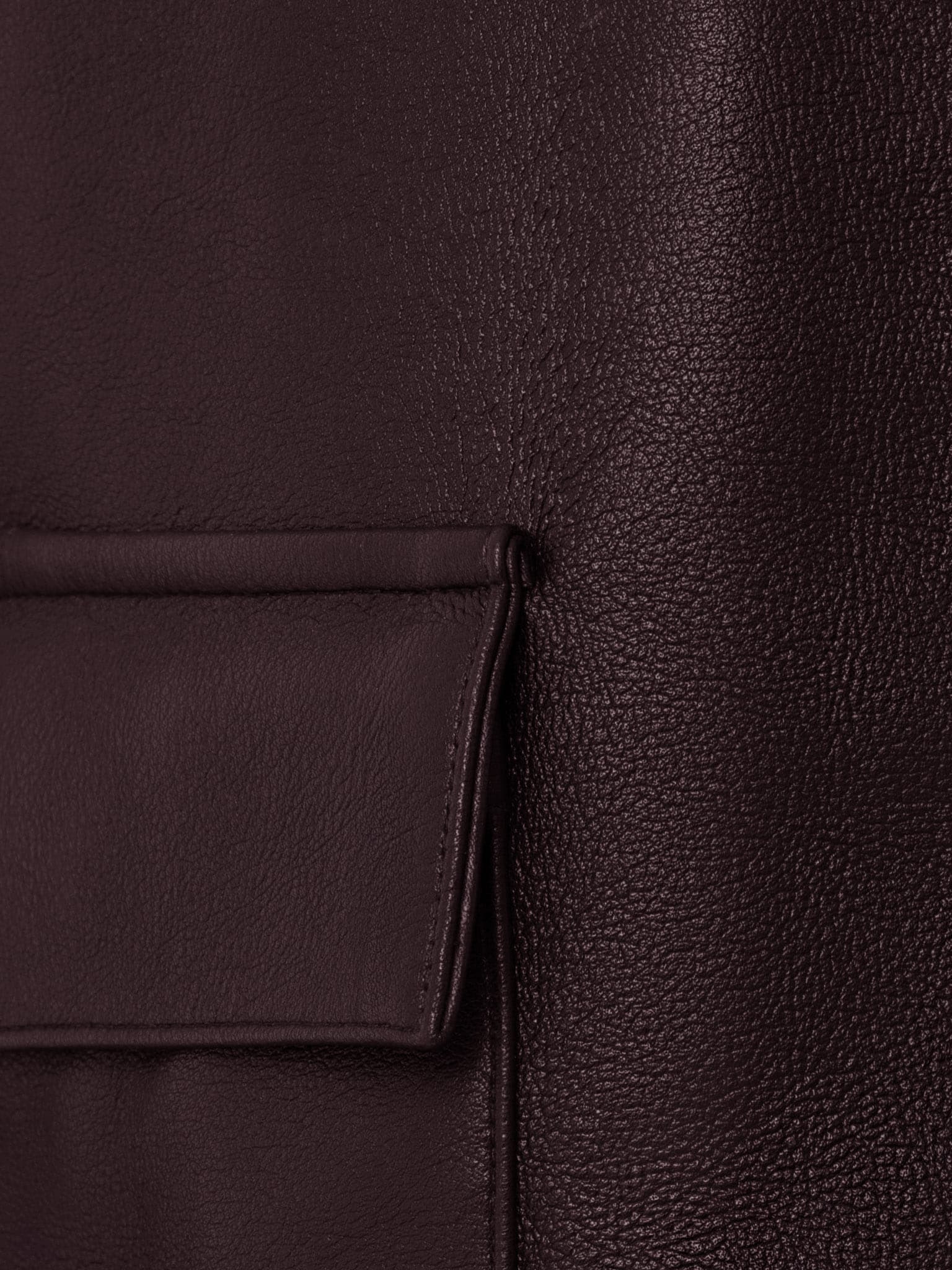 Kurtka z ekoskóry z trójkątnym kołnierzem