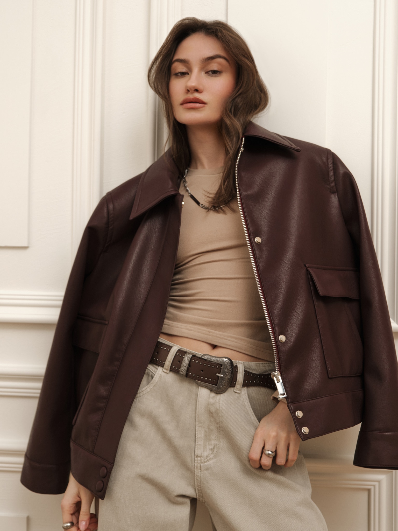 Kurtka z ekoskóry z trójkątnym kołnierzem