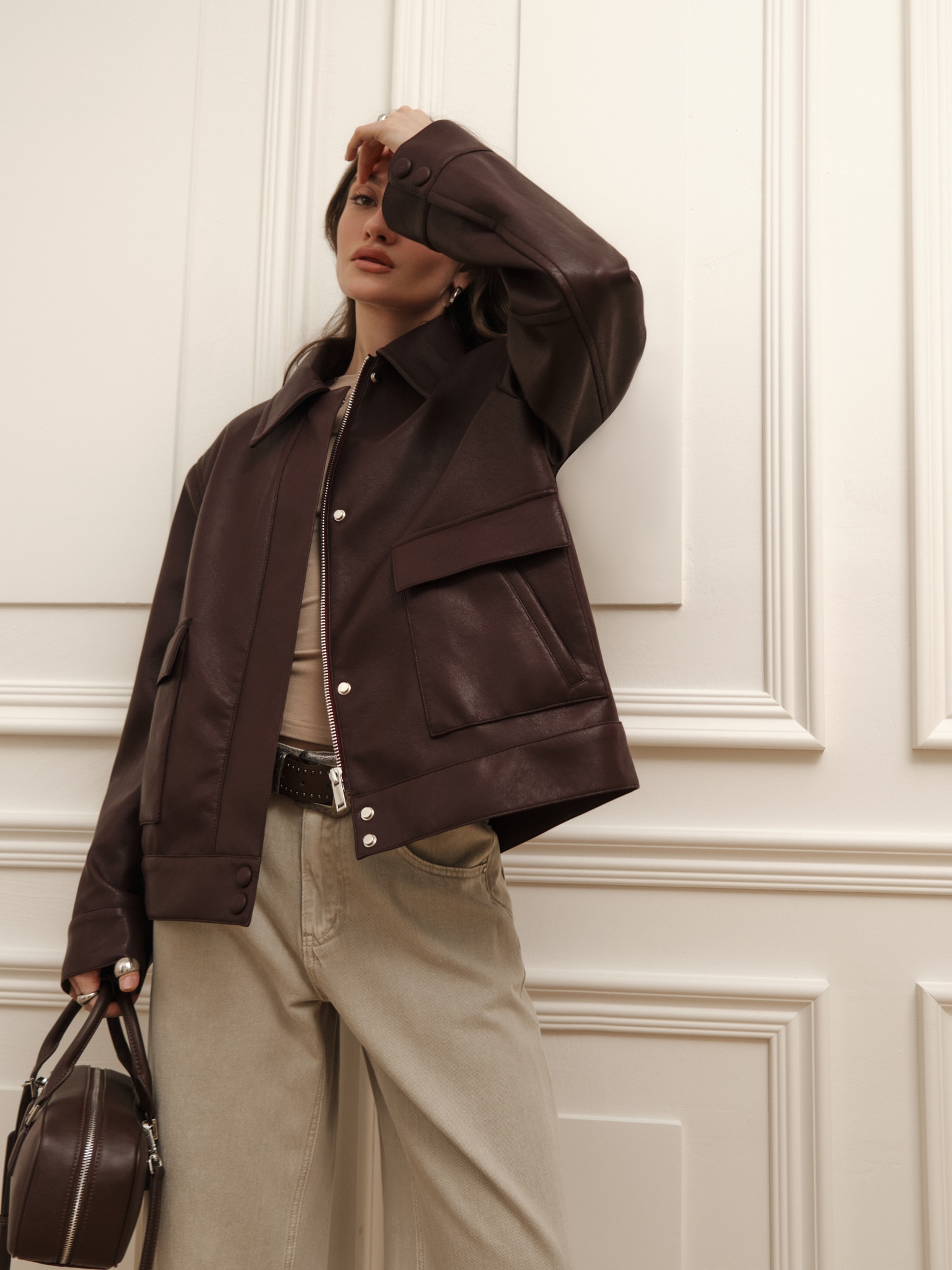 Kurtka z ekoskóry z trójkątnym kołnierzem