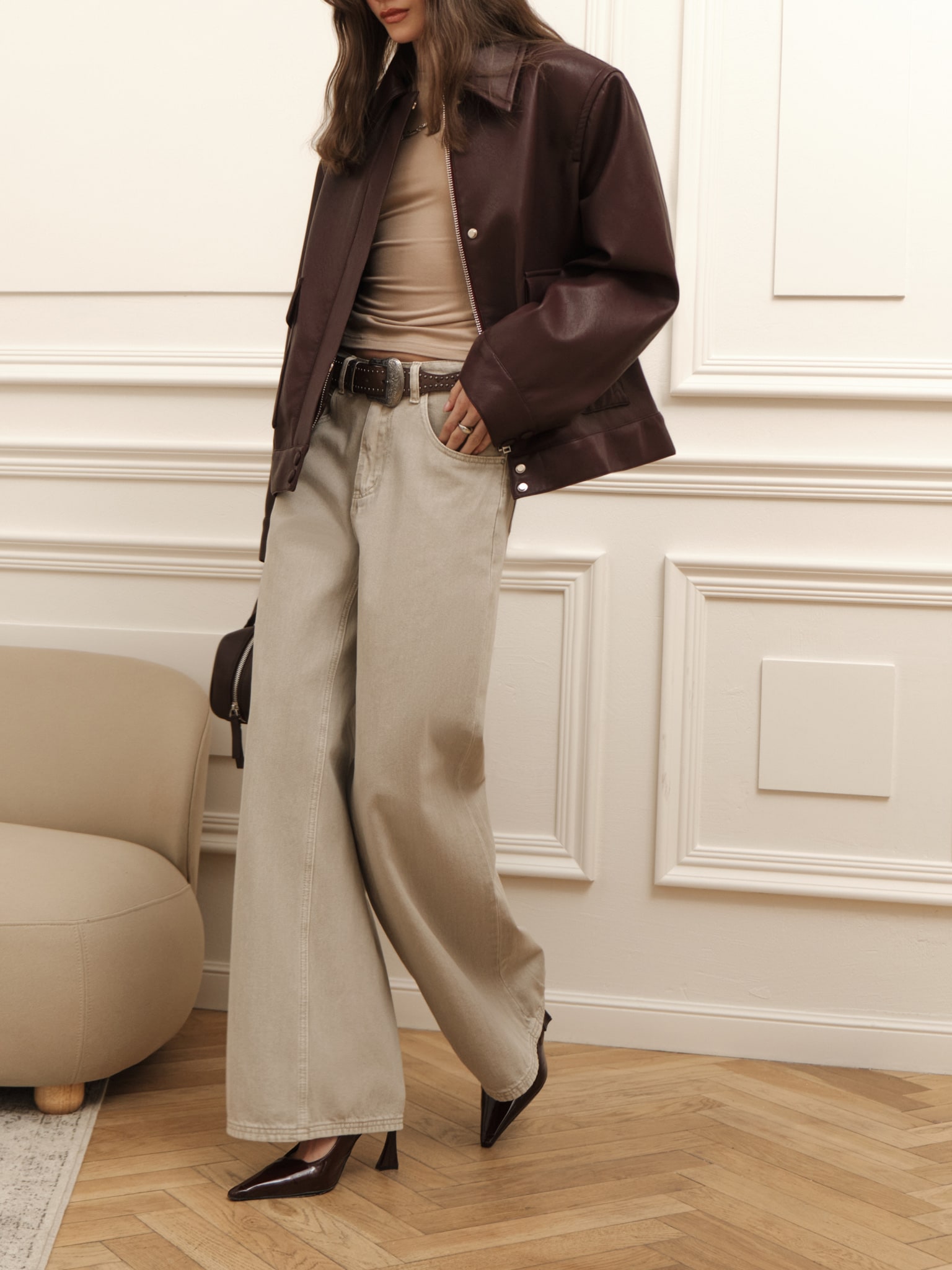 Kurtka z ekoskóry z trójkątnym kołnierzem