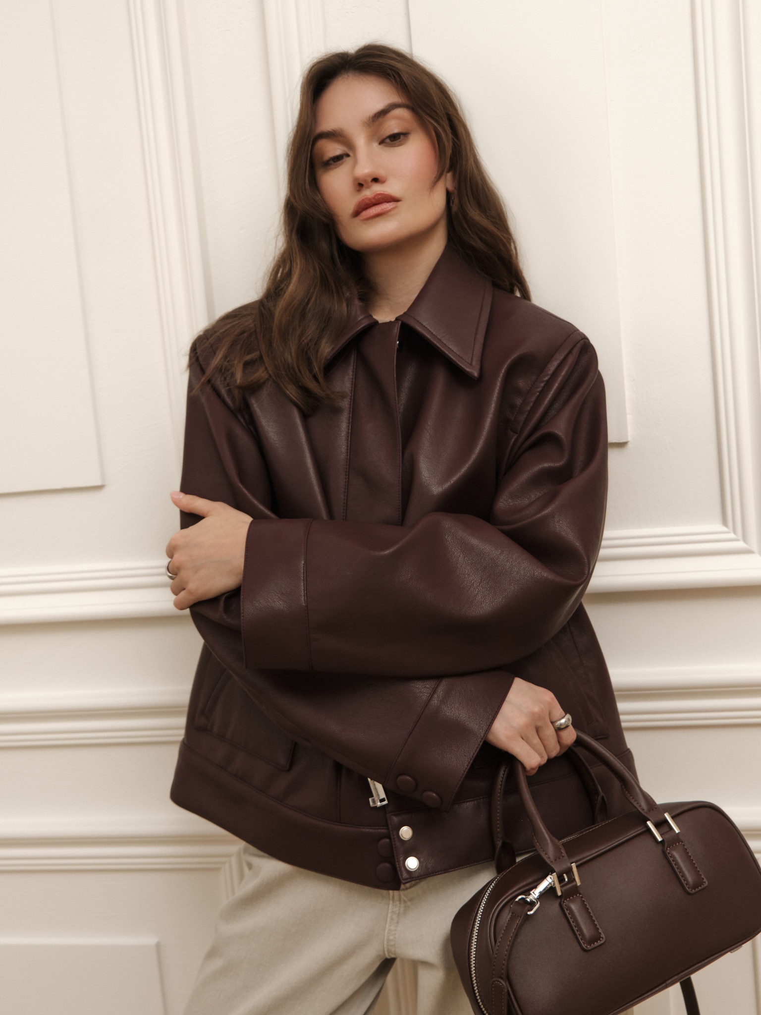 Kurtka z ekoskóry z trójkątnym kołnierzem