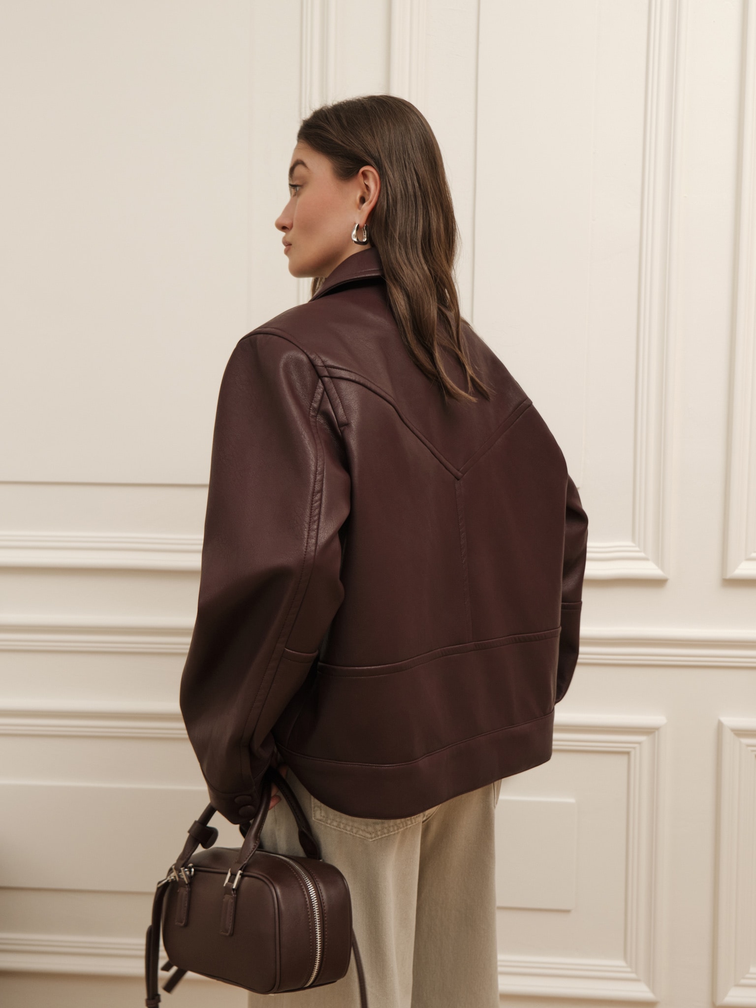 Kurtka z ekoskóry z trójkątnym kołnierzem