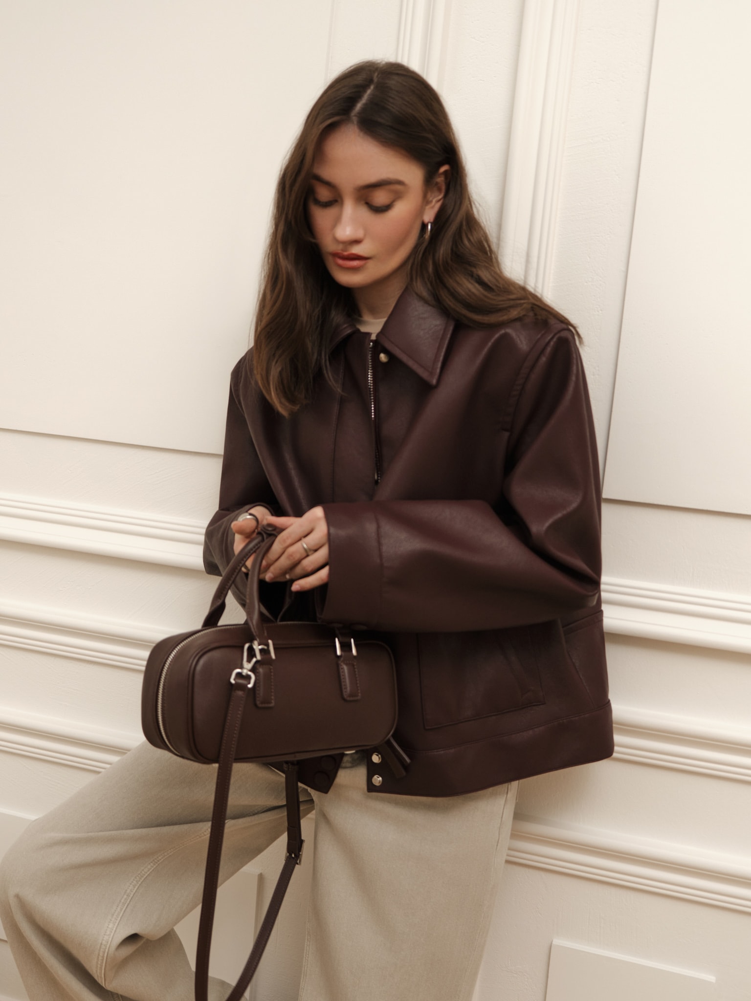 Kurtka z ekoskóry z trójkątnym kołnierzem