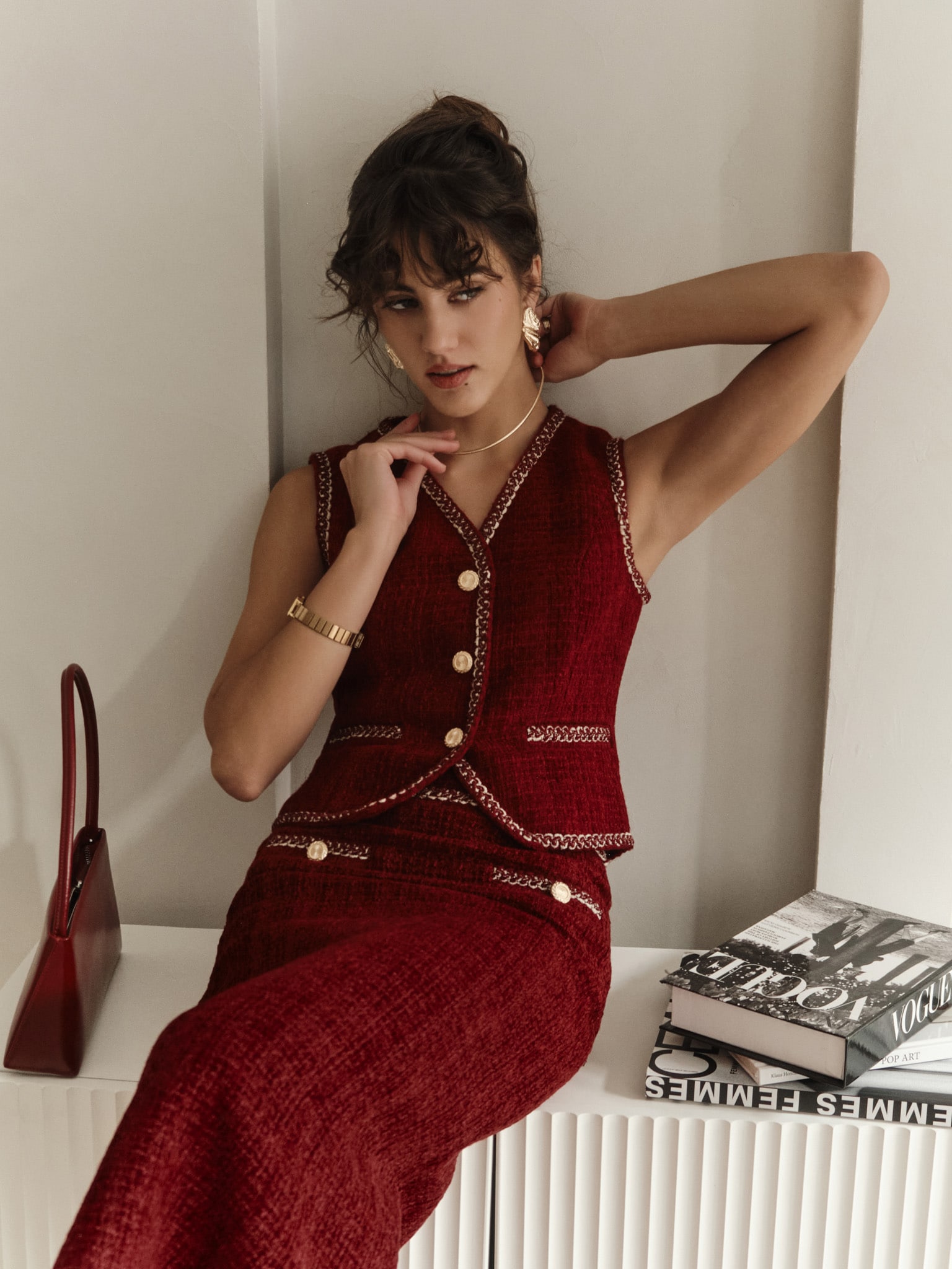 Твидовый жилет с фактурным кантом и крупными пуговицами