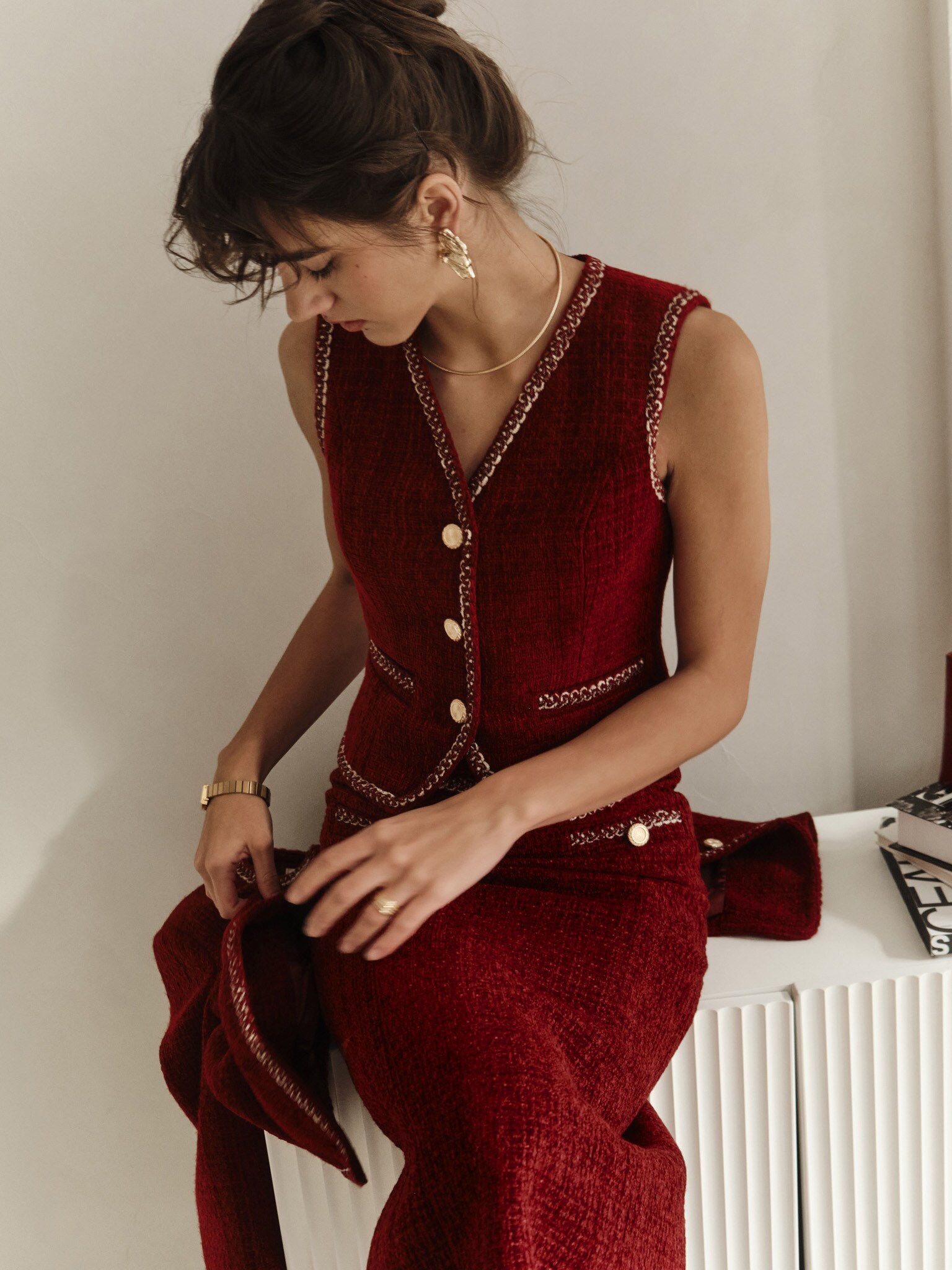 Твидовый жилет с фактурным кантом и крупными пуговицами