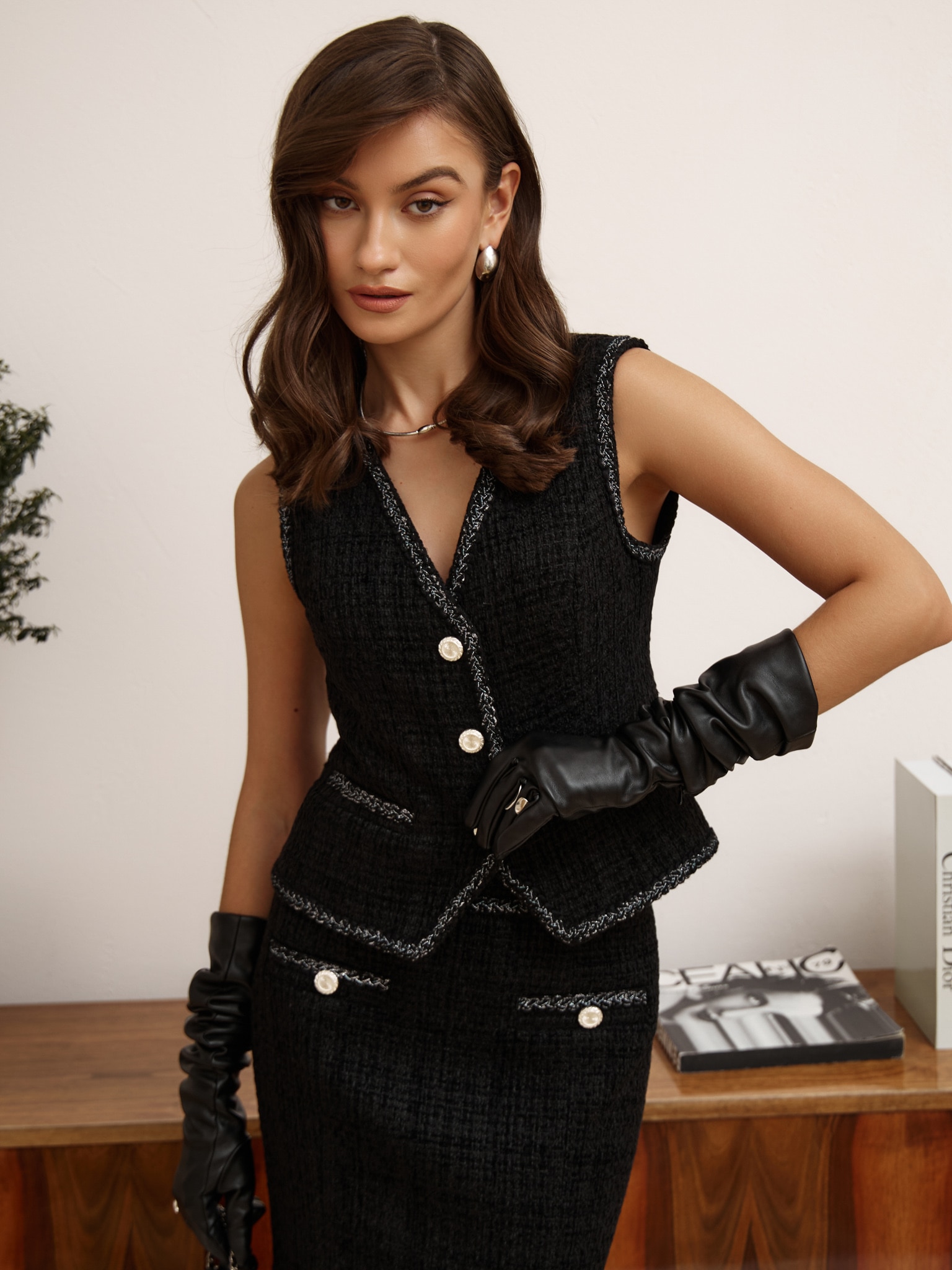 Твидовый жилет с фактурным кантом и крупными пуговицами