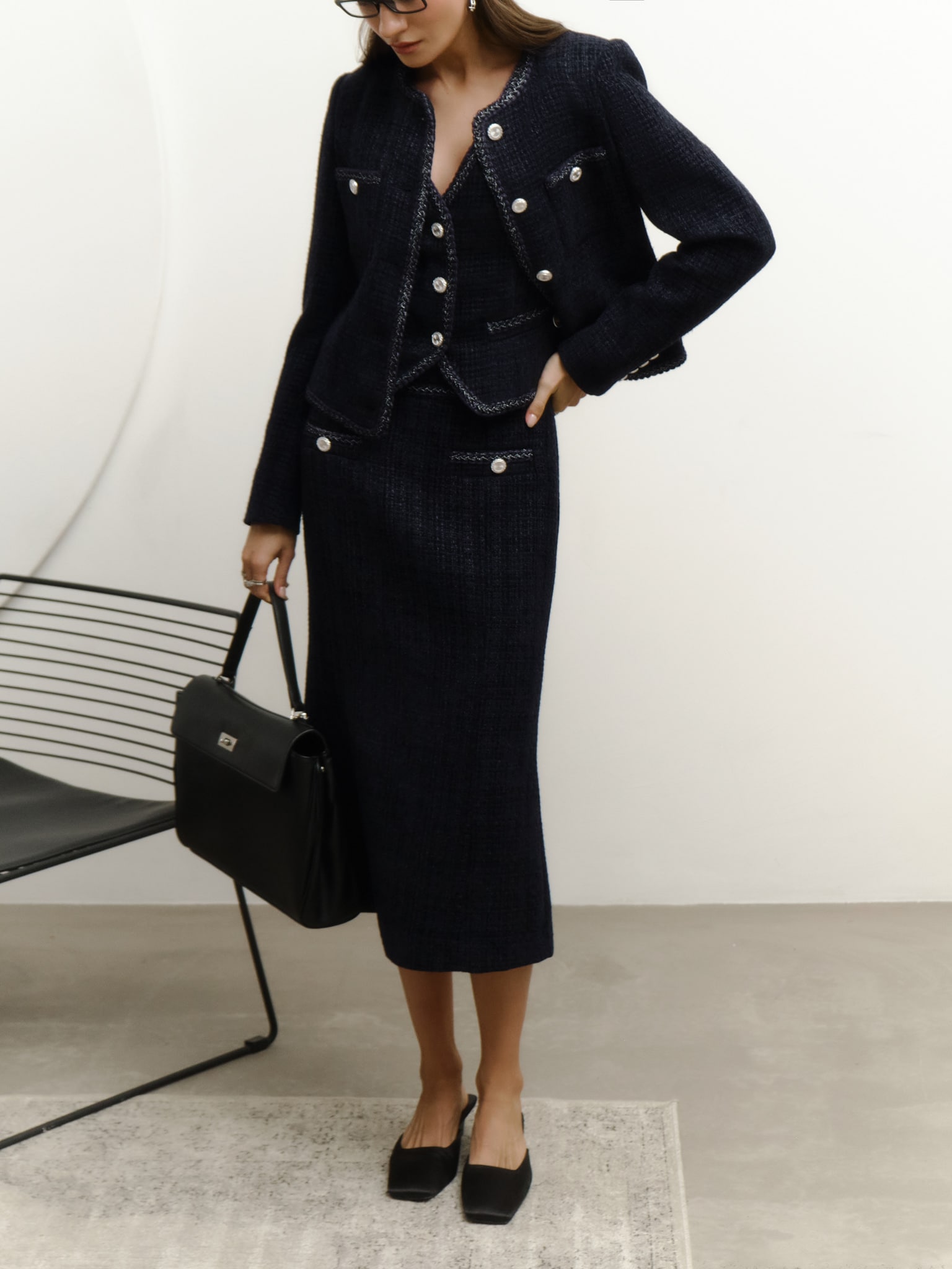 Твидовый жилет с фактурным кантом и крупными пуговицами