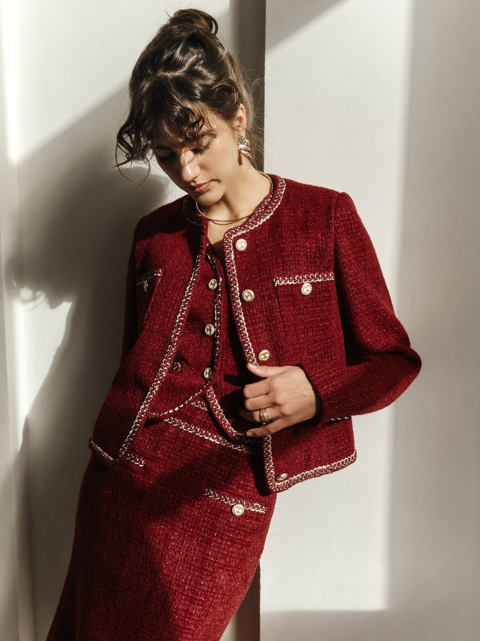 Твидовый однобортный жакет с фактурным кантом и крупными пуговицами