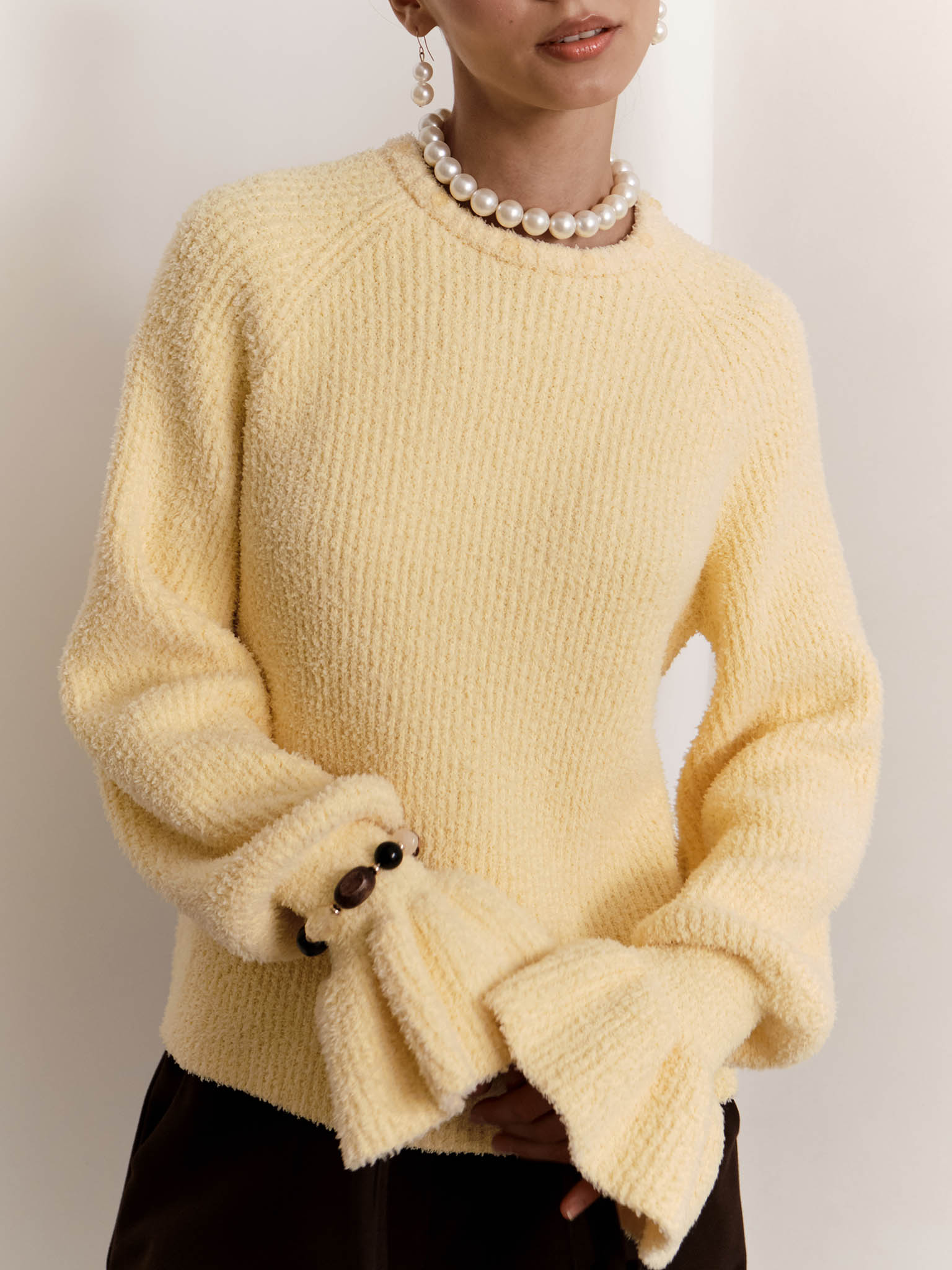 Свитер с воланами на воротнике и рукавах