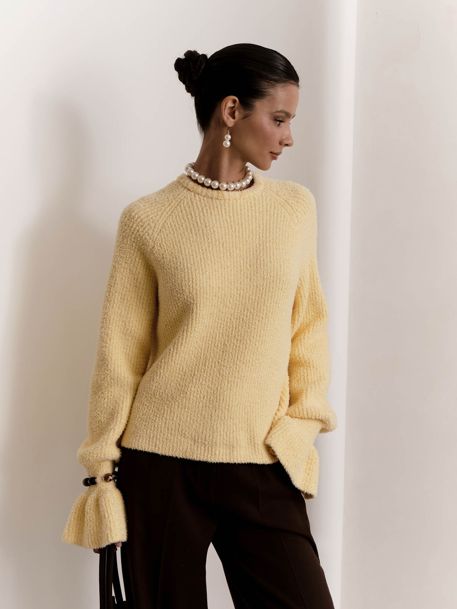 Свитер с воланами на воротнике и рукавах