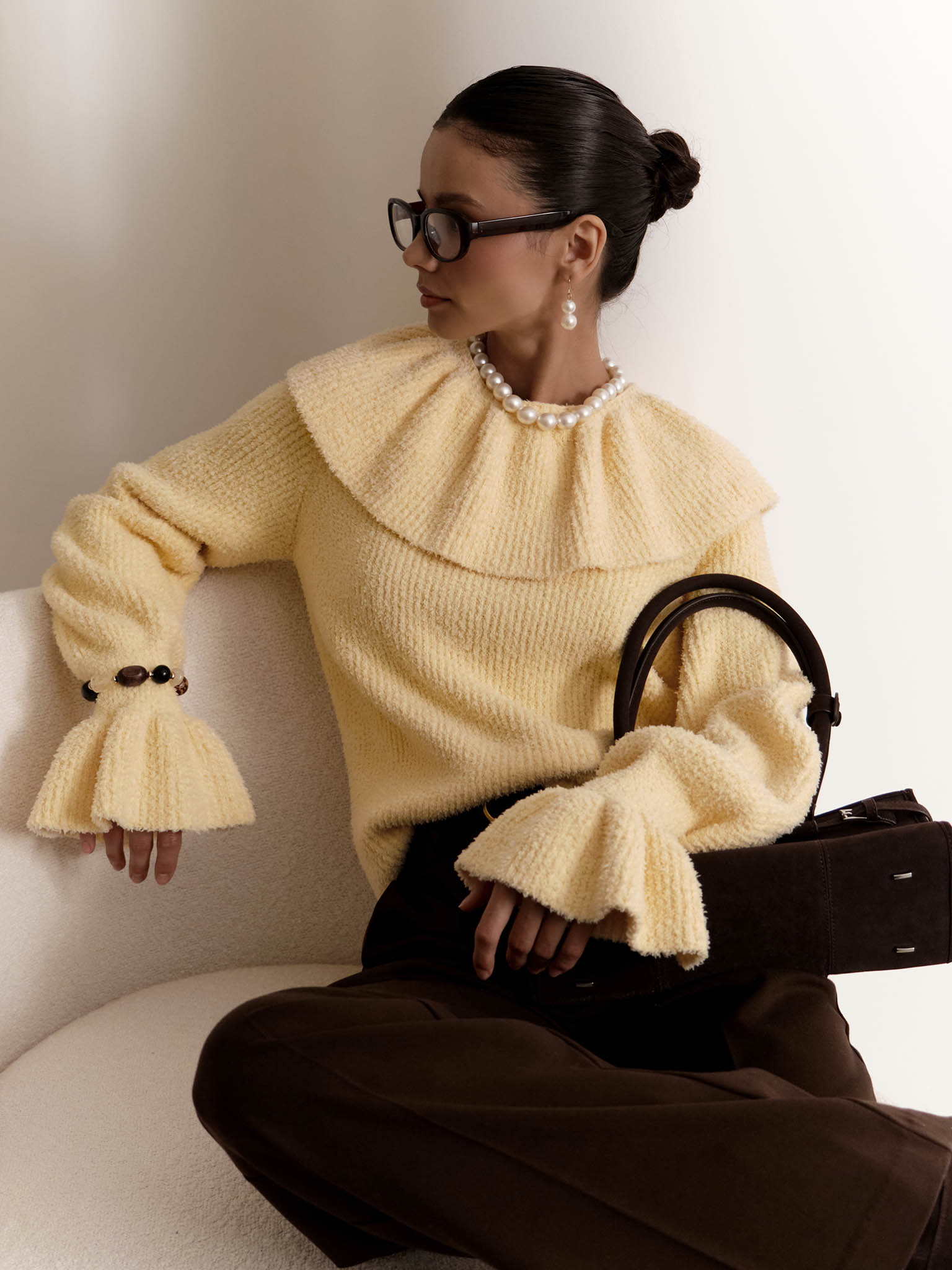 Свитер с воланами на воротнике и рукавах