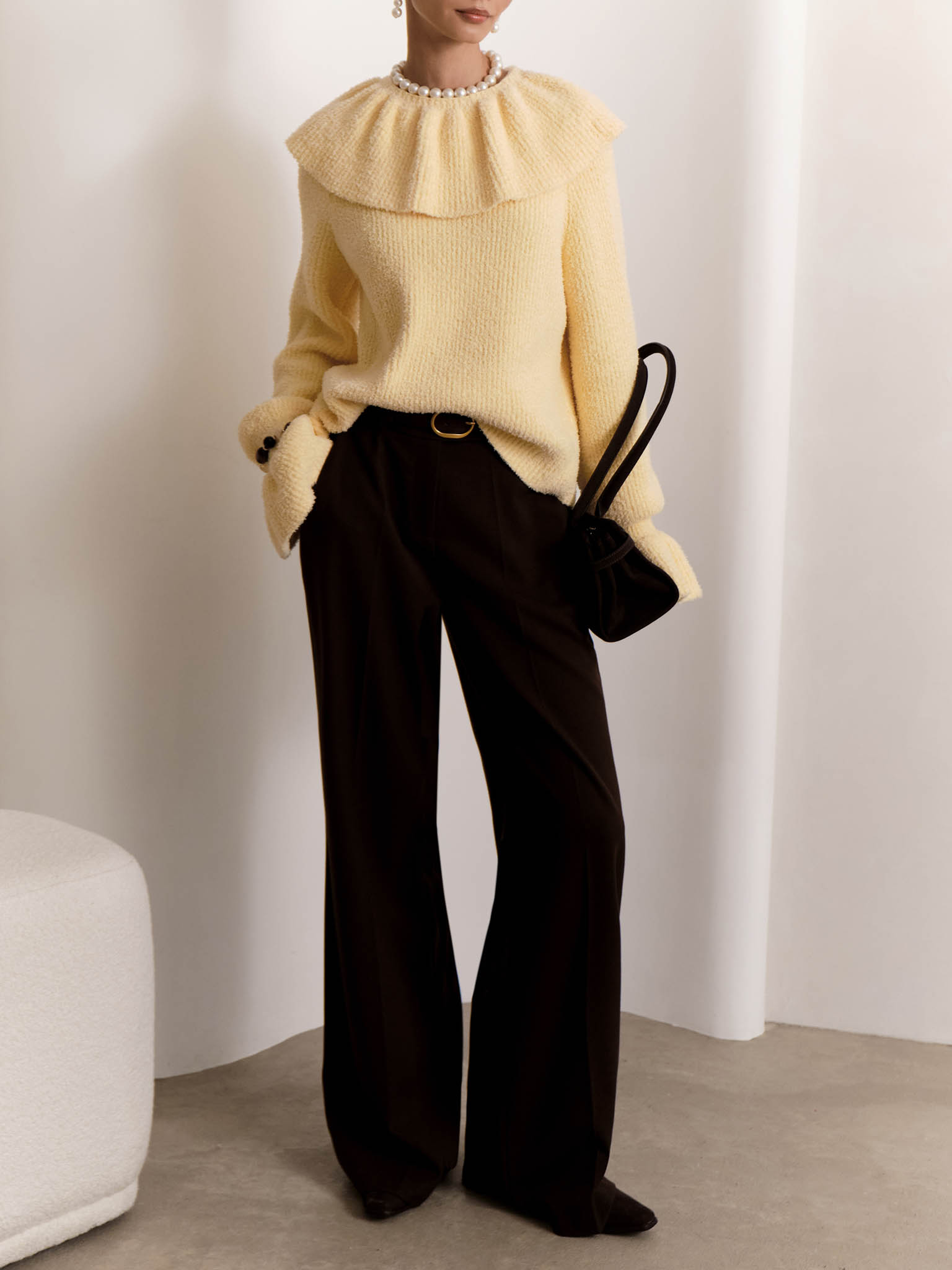 Свитер с воланами на воротнике и рукавах