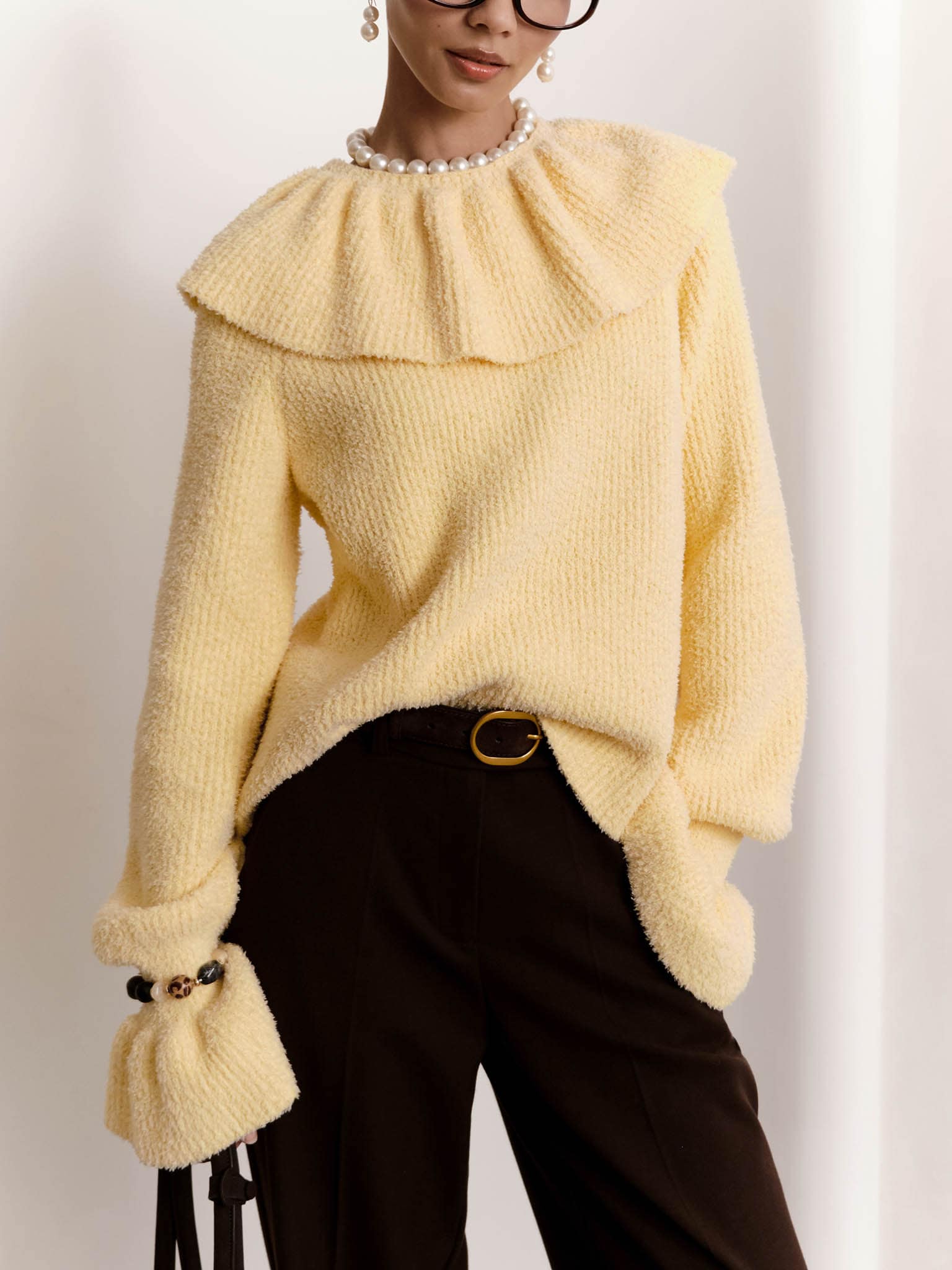 Свитер с воланами на воротнике и рукавах