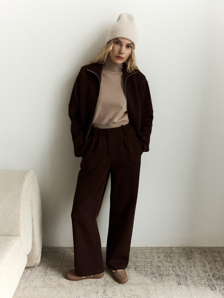 Прямые брюки из футера с защипами на талии :: LICHI - Online fashion store