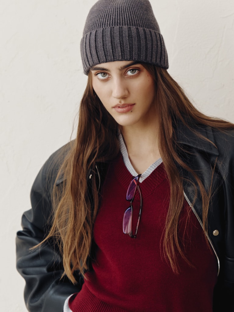 Anliegende Mütze aus kombiniertem Strickstoff