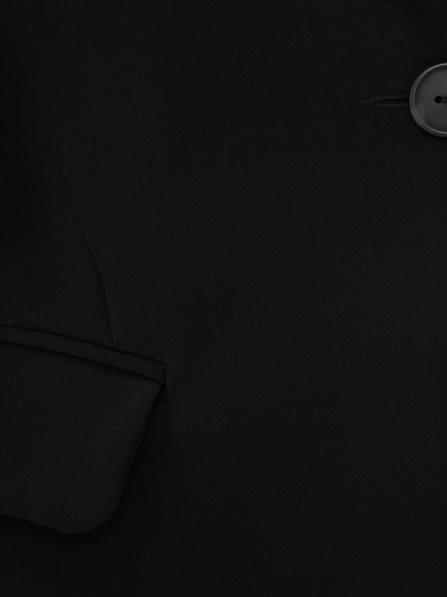 Приталенный жакет с одной пуговицей