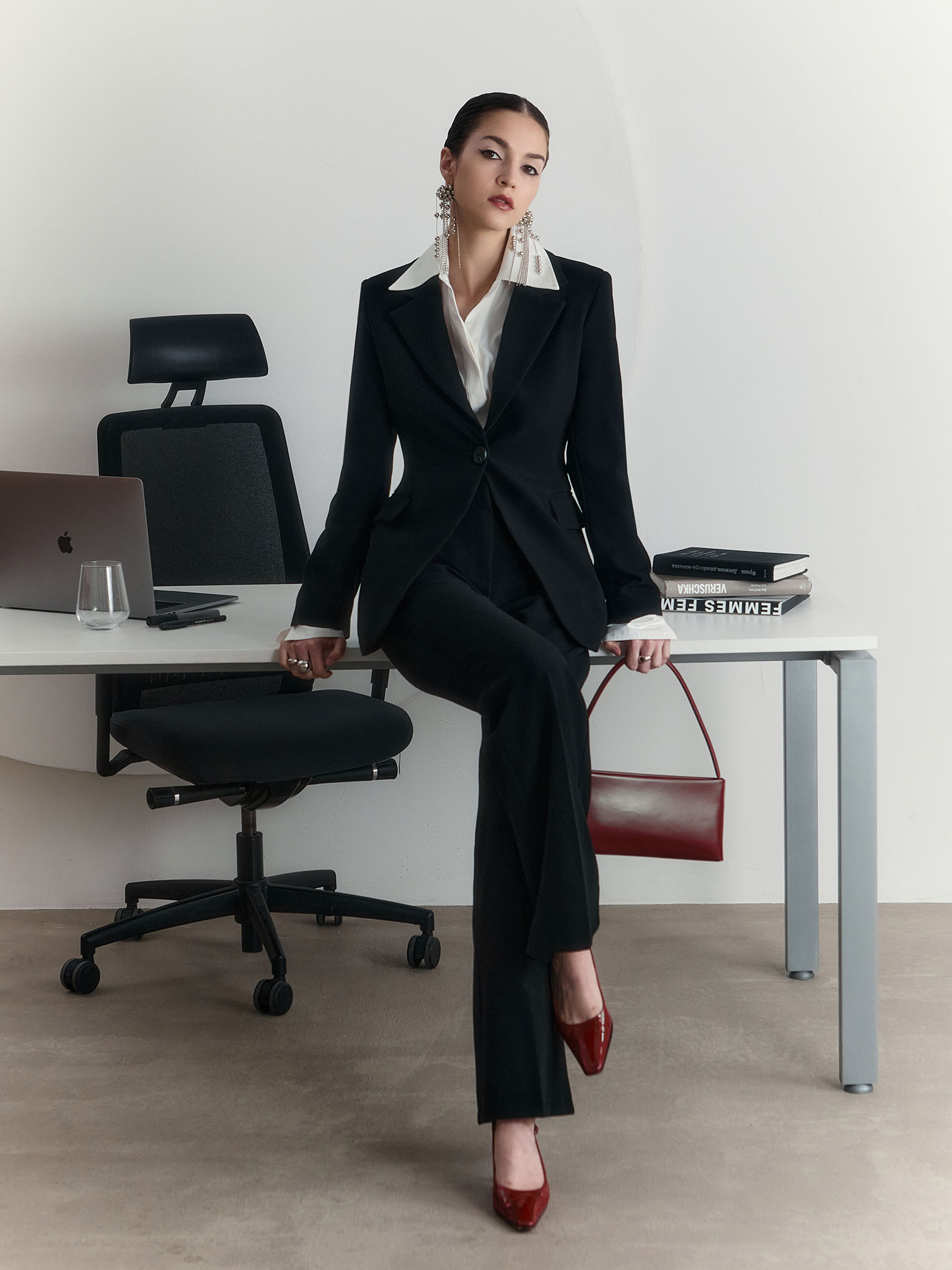 Приталенный жакет с одной пуговицей