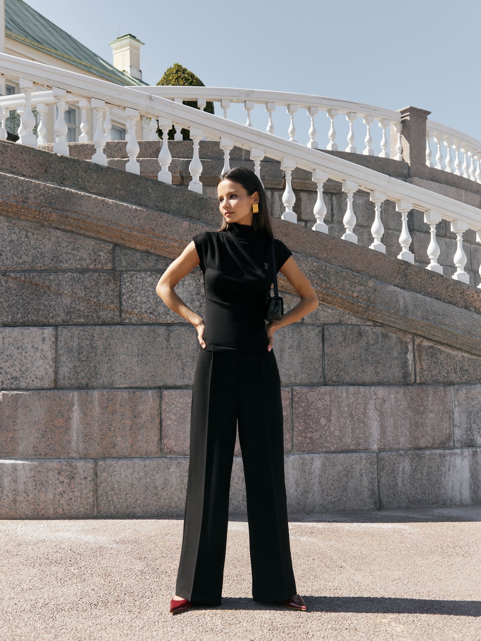 Костюмные брюки свободного кроя со стрелками