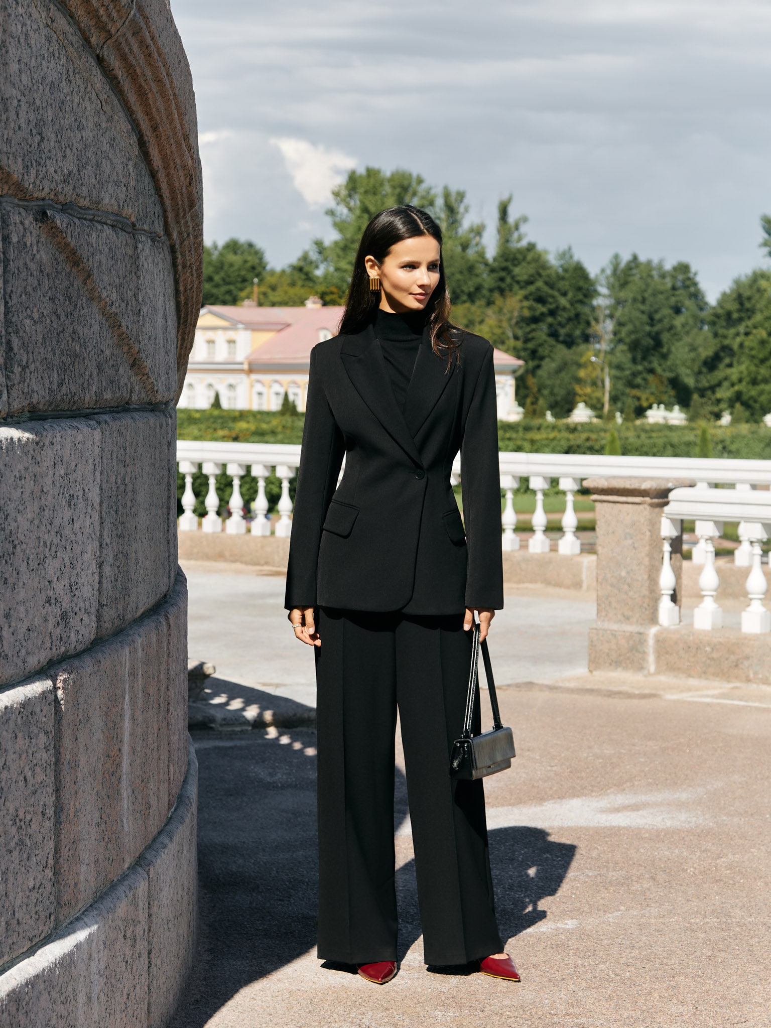 Костюмные брюки свободного кроя со стрелками