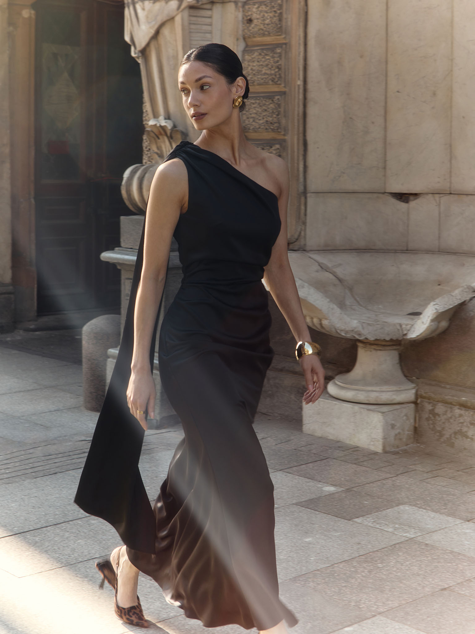 Приталенное платье макси на одно плечо с шарфом в тон :: LICHI - Online ...