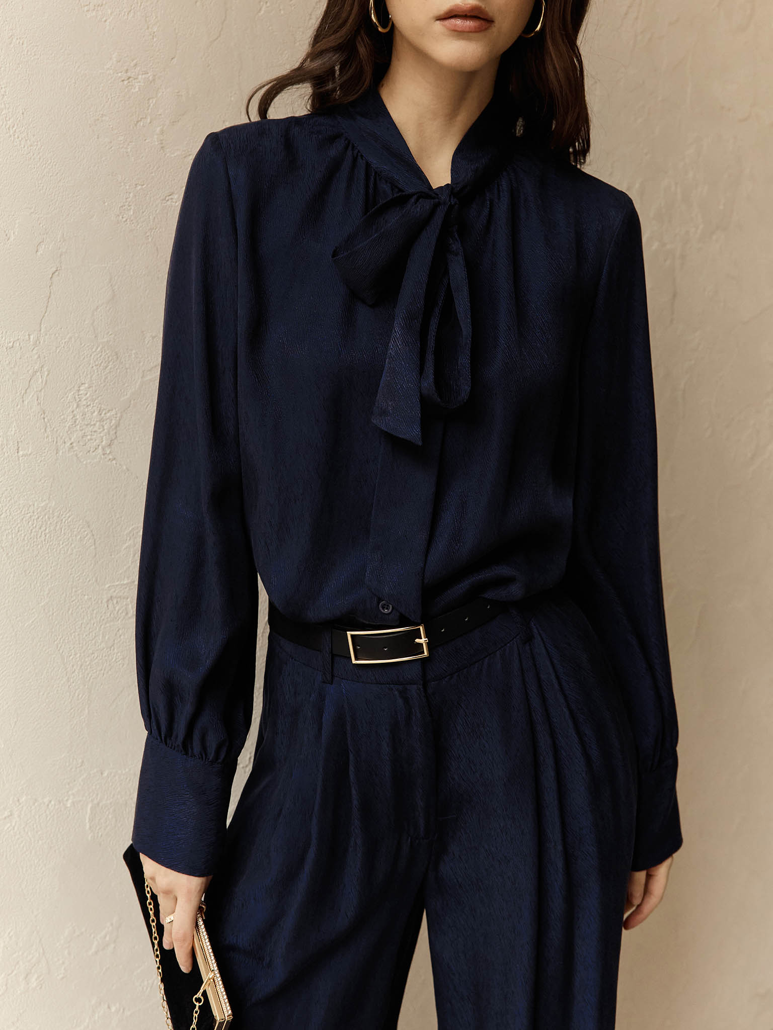 Блуза свободного кроя с лентами на воротнике