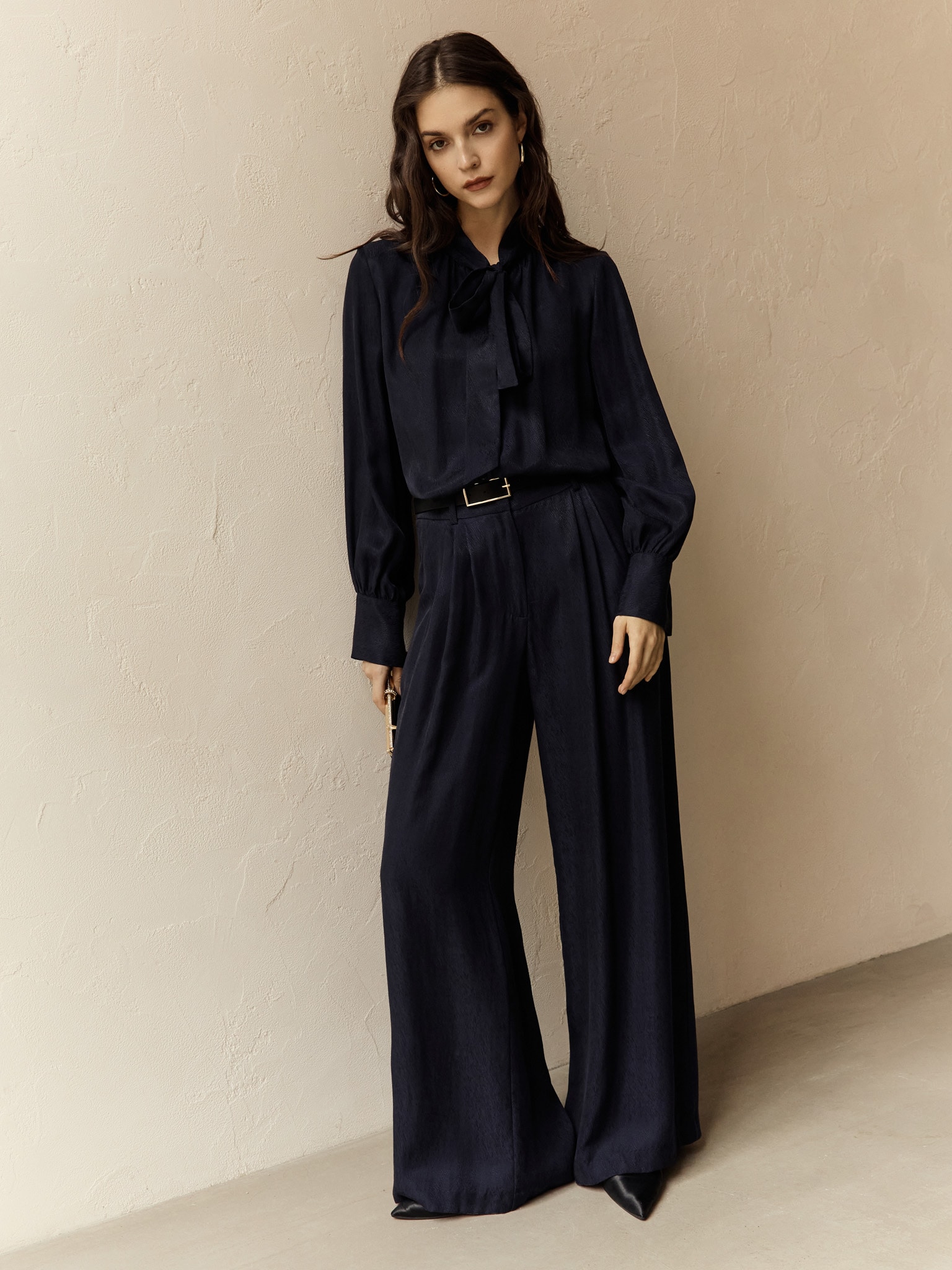 Блуза свободного кроя с лентами на воротнике