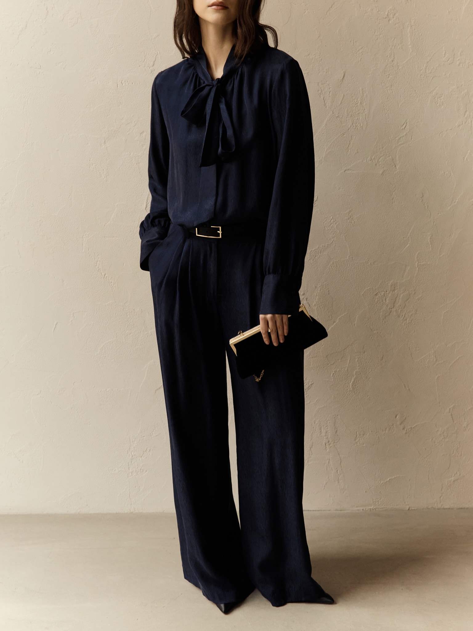 Блуза свободного кроя с лентами на воротнике