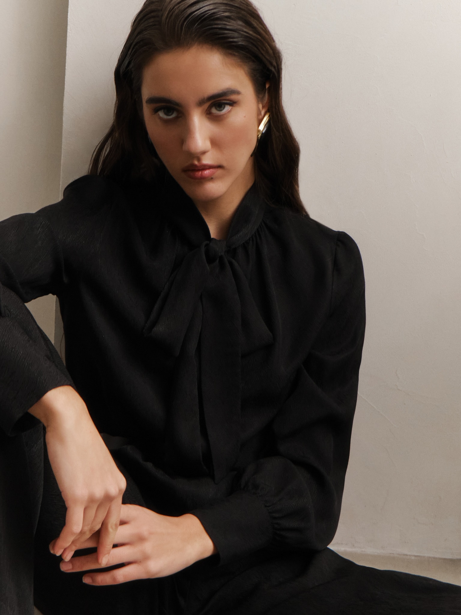 Lockere Bluse mit Bändern am Kragen