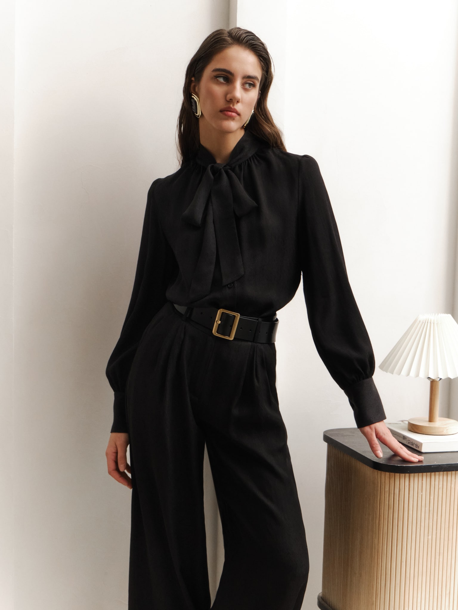 Lockere Bluse mit Bändern am Kragen