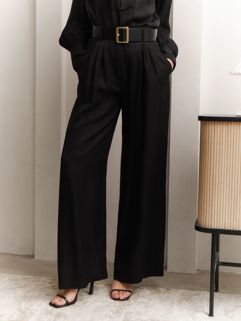 Locker sitzende Hose mit Bundfalten