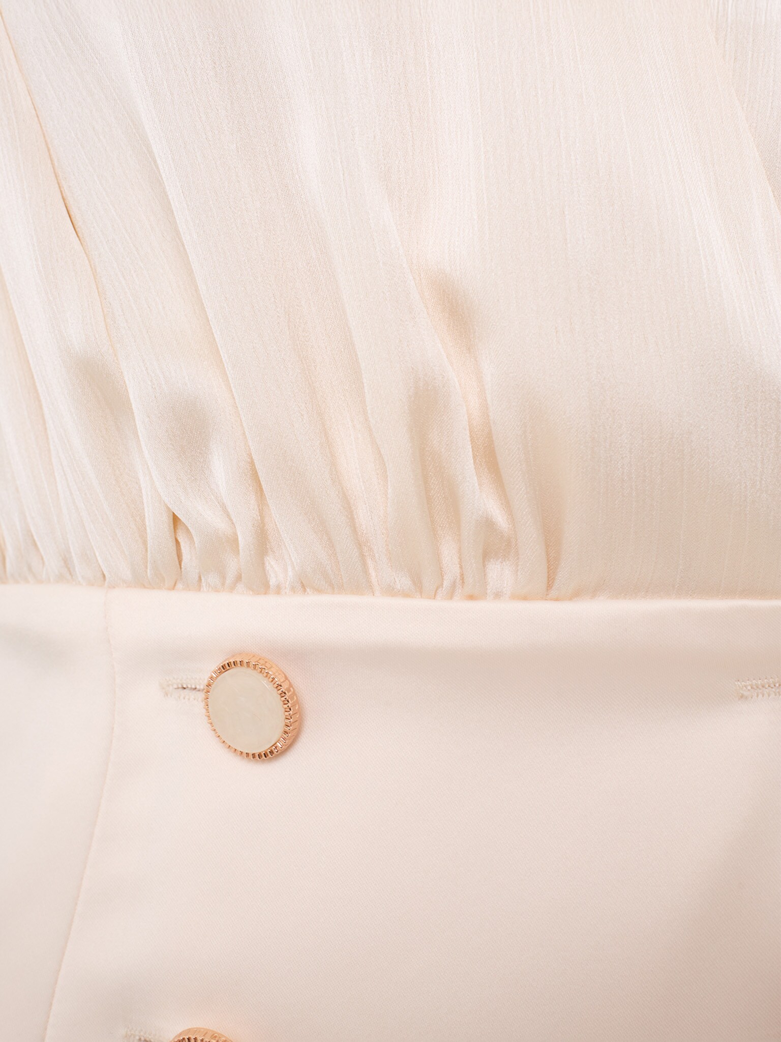 Струящаяся блуза с отрезным поясом и крупными пуговицами