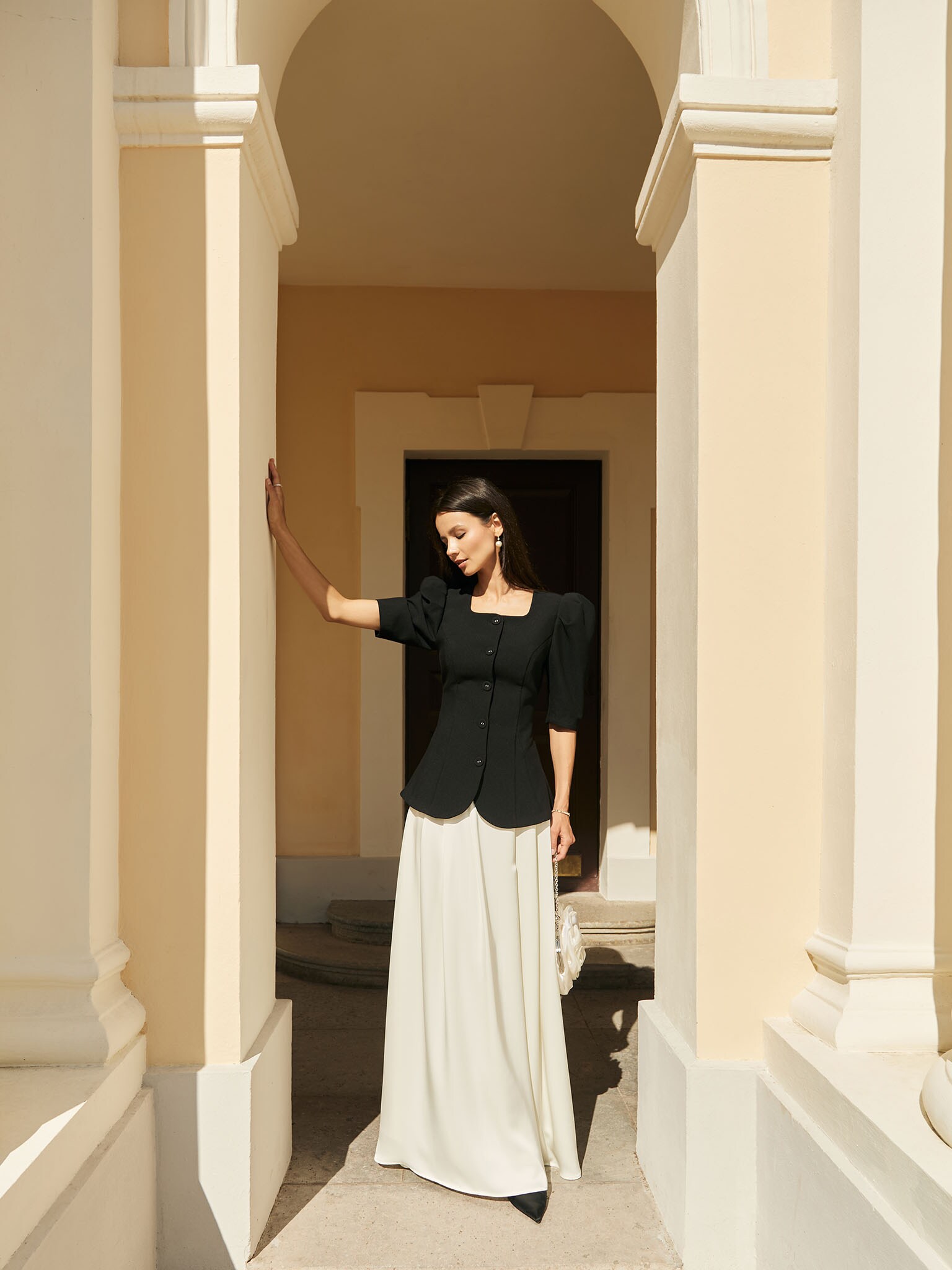 Fitted blouse with voluminous short sleeves