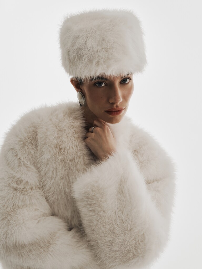 Bonnet en fourrure écologique avec un poil luxuriant