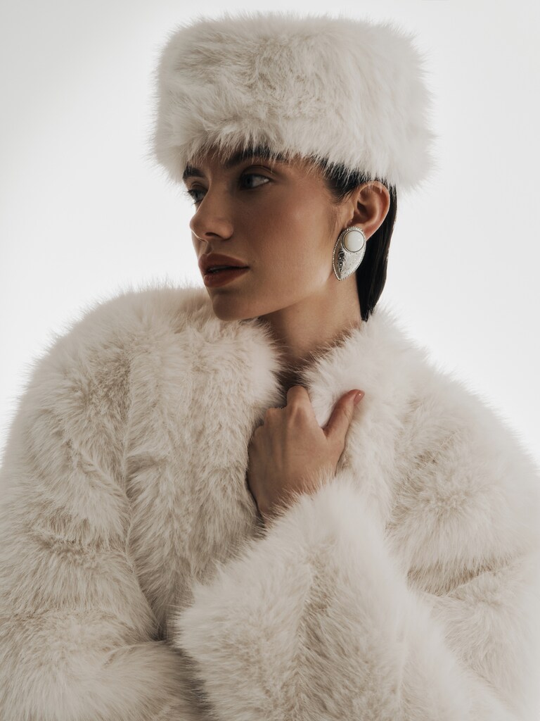 Bonnet en fourrure écologique avec un poil luxuriant