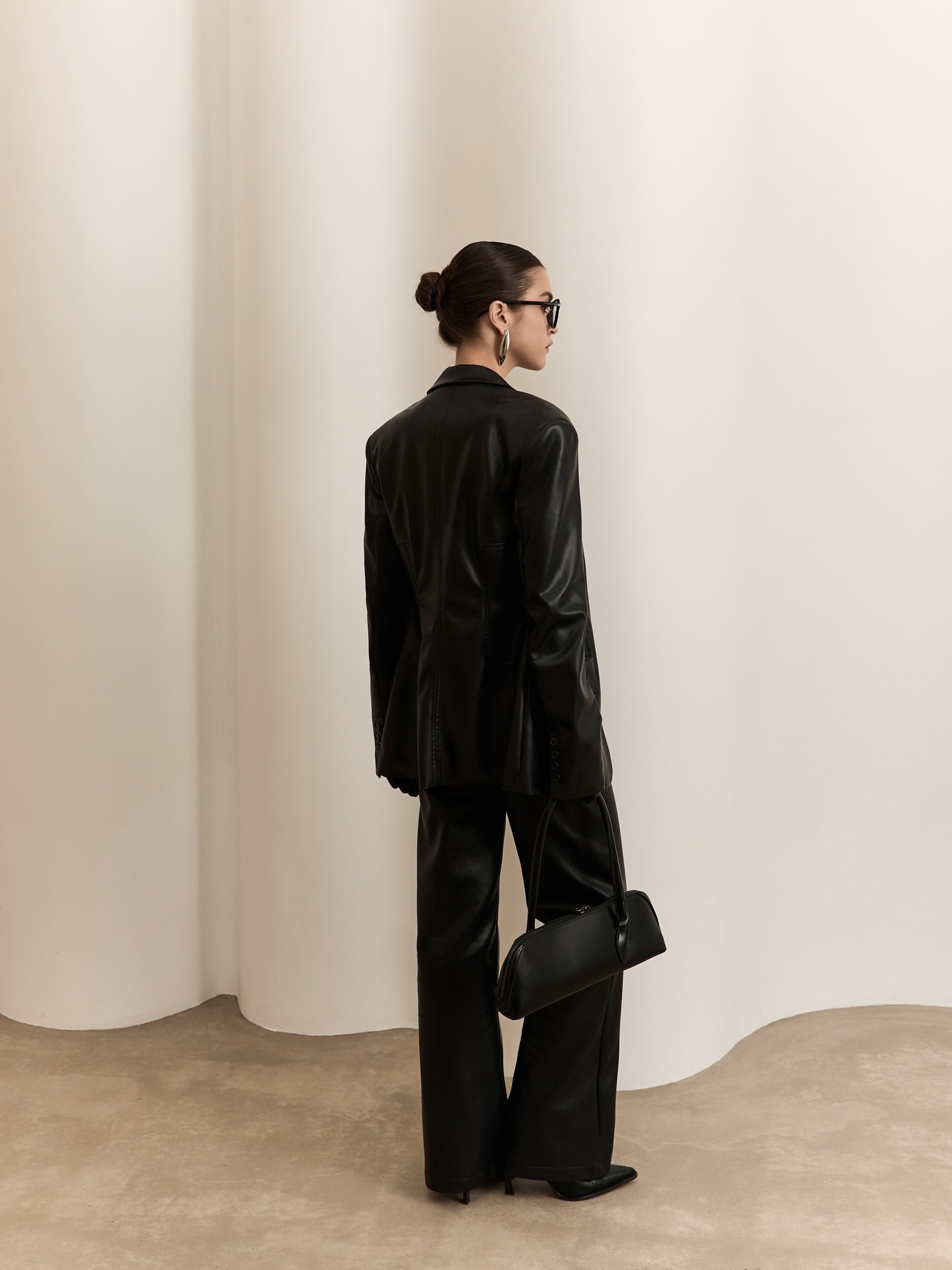 Приталенный жакет из экокожи