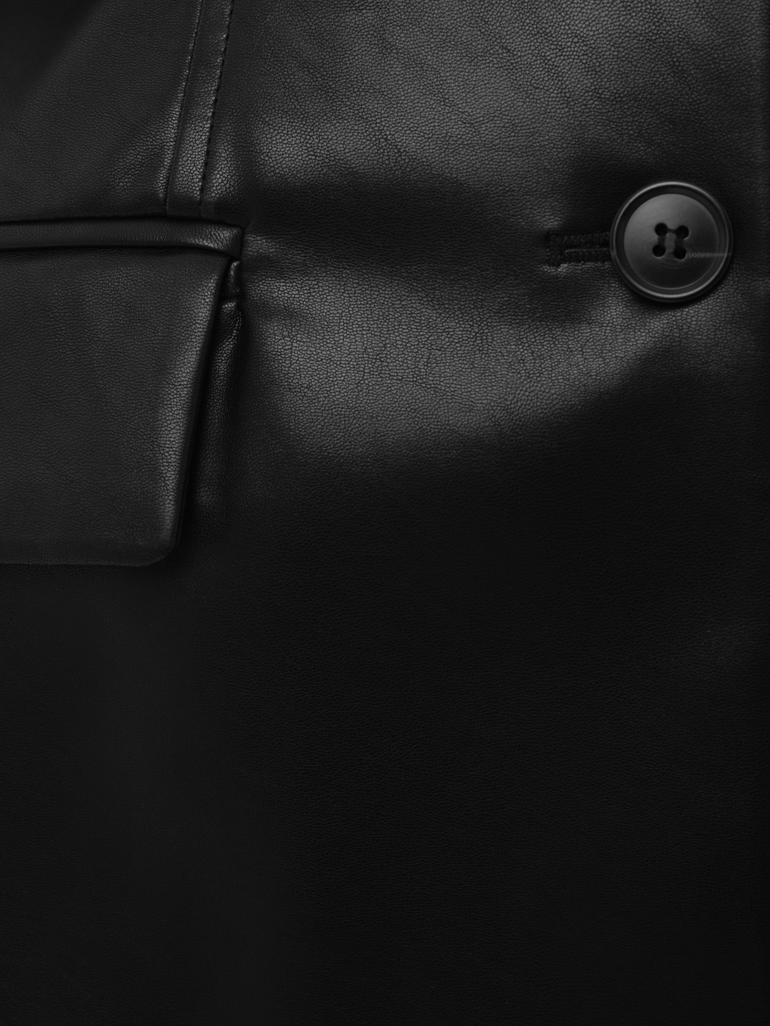 Приталенный жакет из экокожи