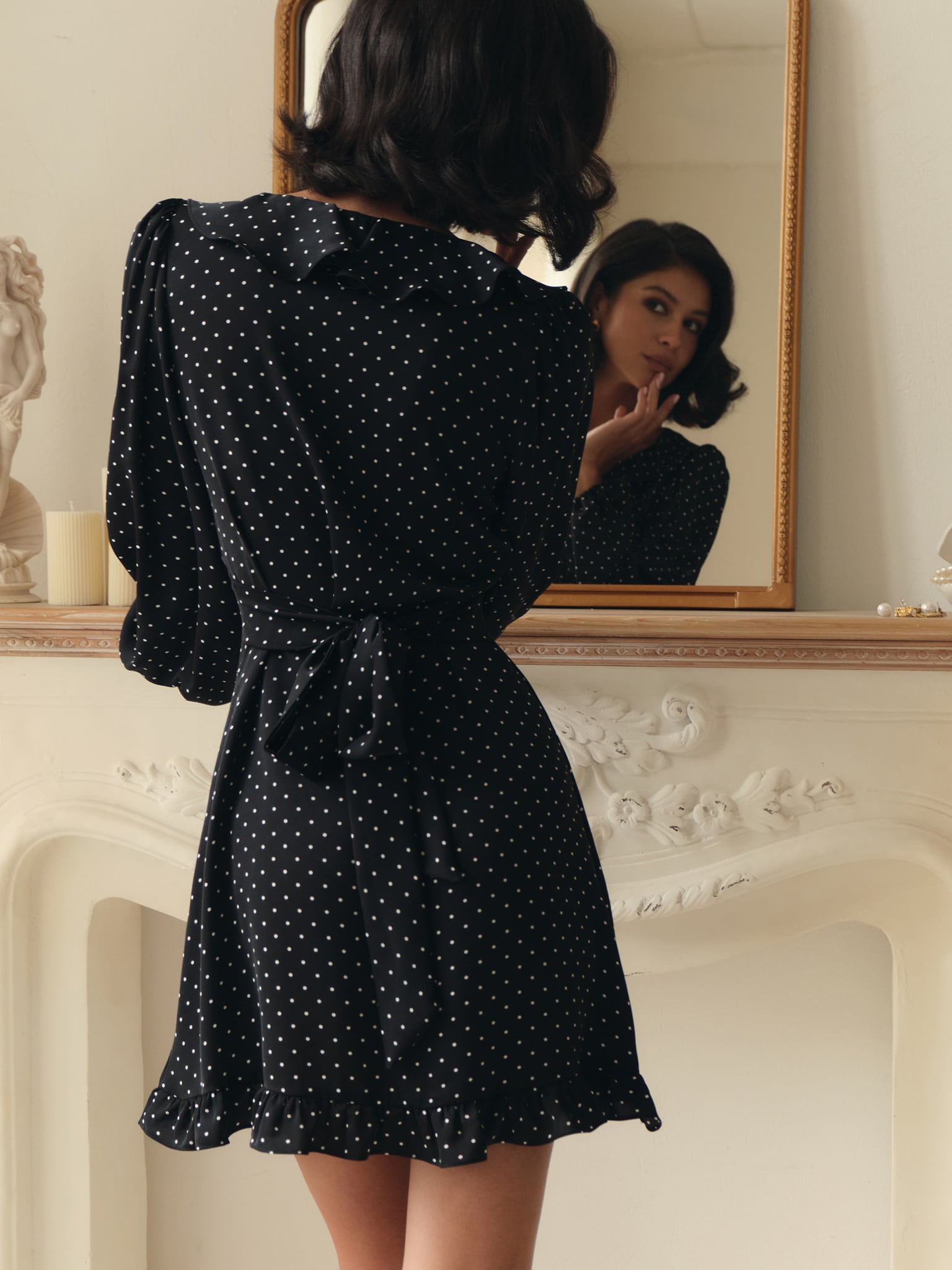 Платье мини в горошек с контрастным цветком