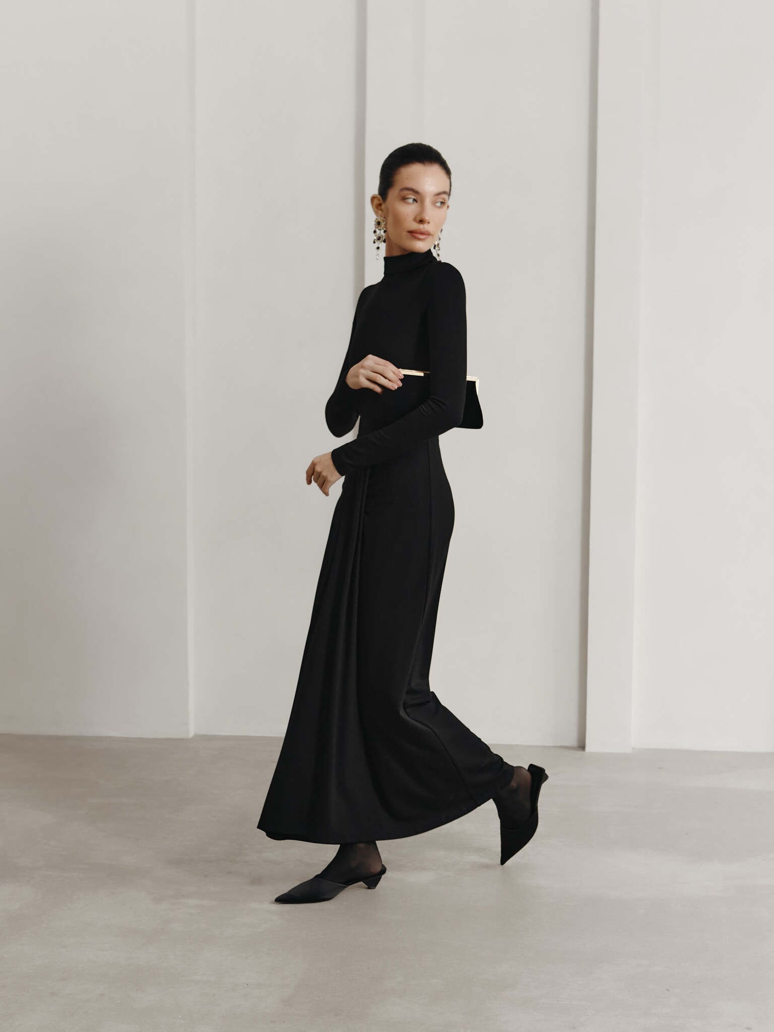 Maxi dress with round neckline and fitted sleeves