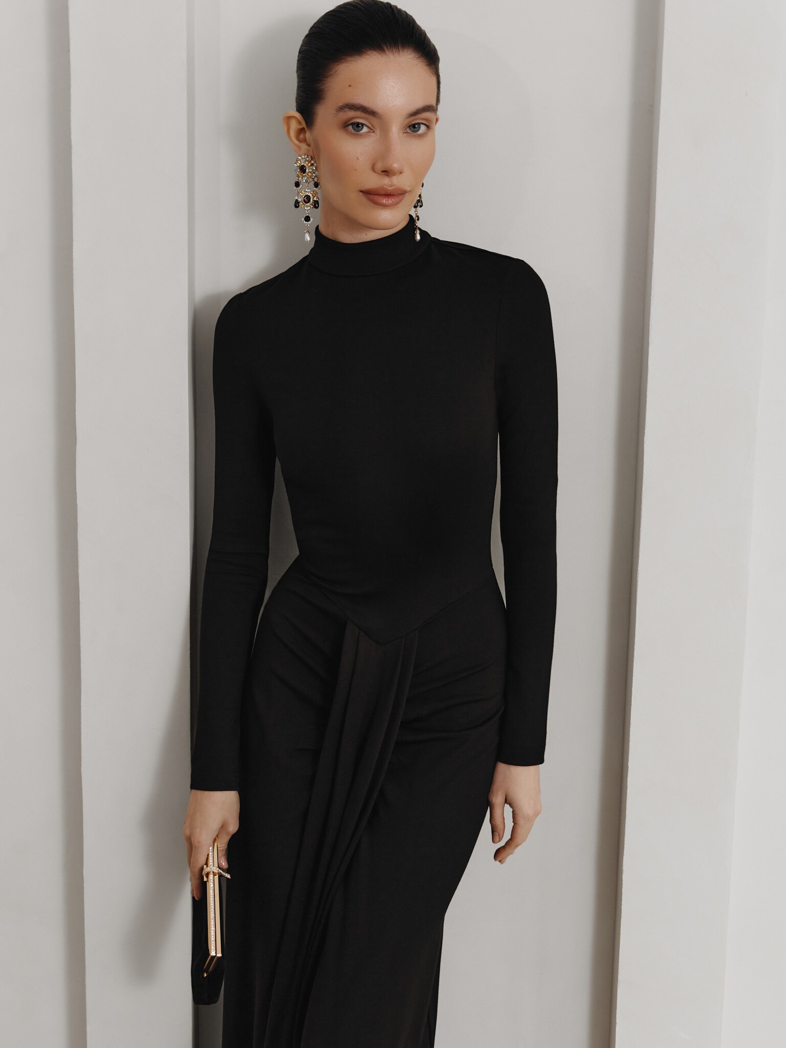 Maxi dress with round neckline and fitted sleeves