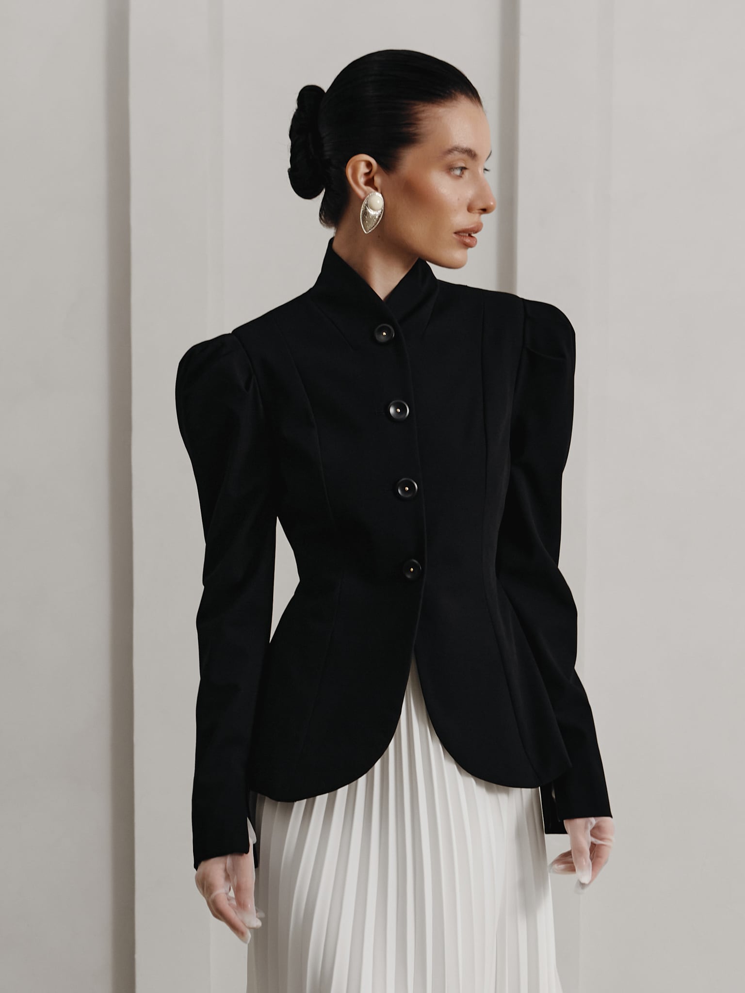 Flared blazer with voluminous sleeves