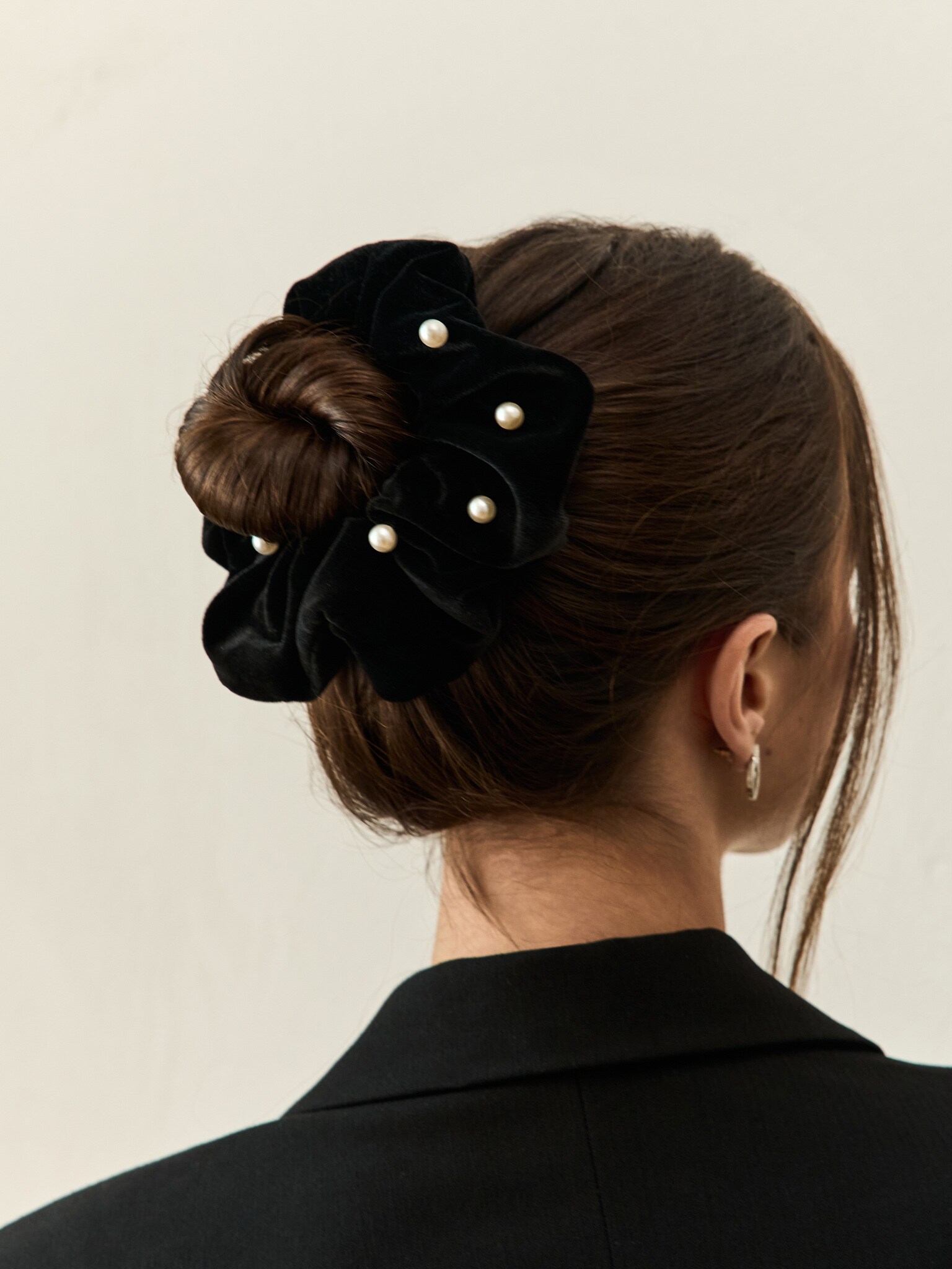 ربطة شعر مخملية مزينة باللؤلؤ