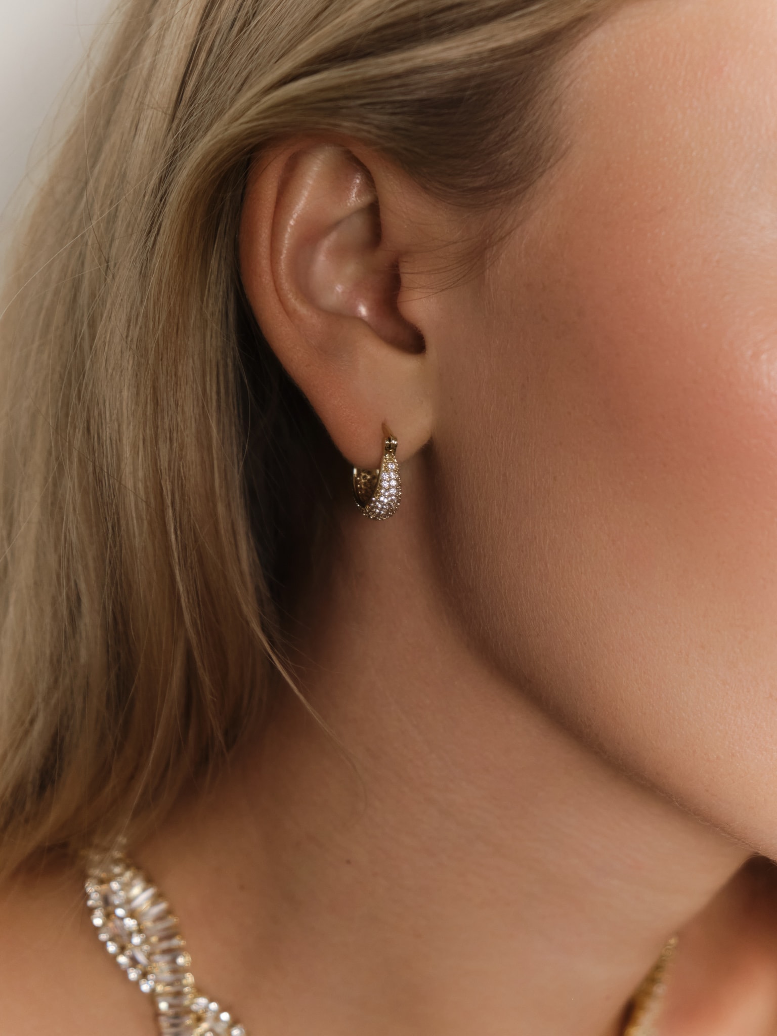 Серьги-кольца со стразами :: LICHI - Online fashion store